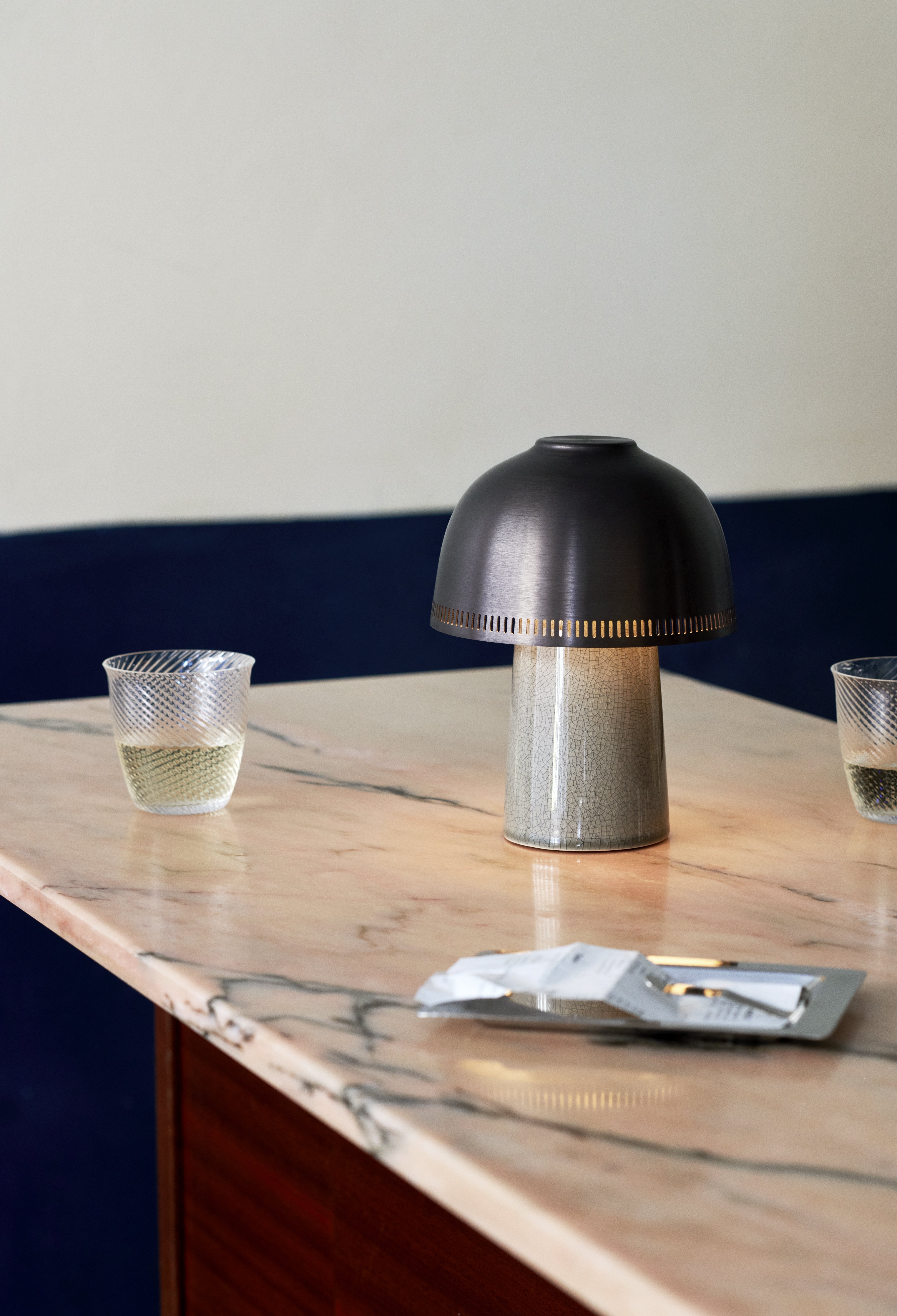 Draagbare lamp RAKU SH8 met een bruine kap en een beige voet.