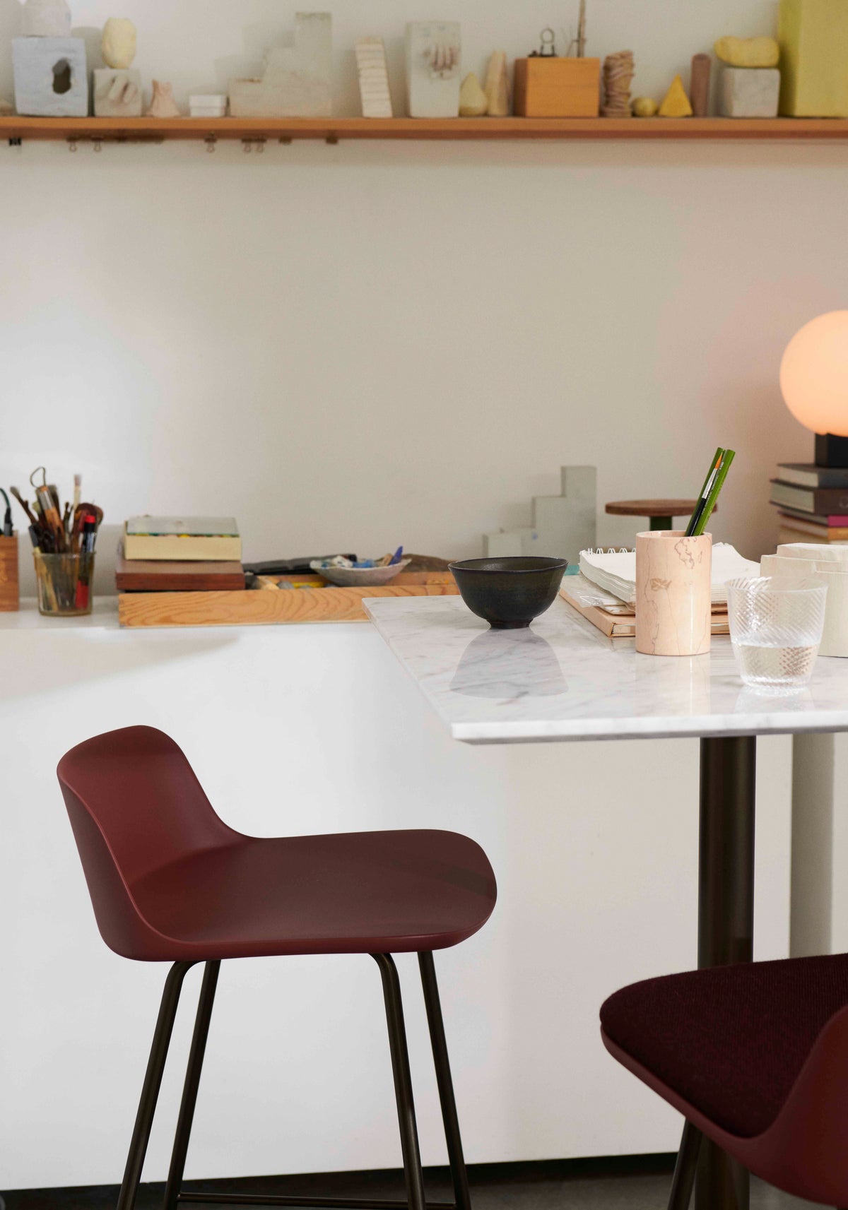 Hocker RELY zwart met een bruine stalen basis
