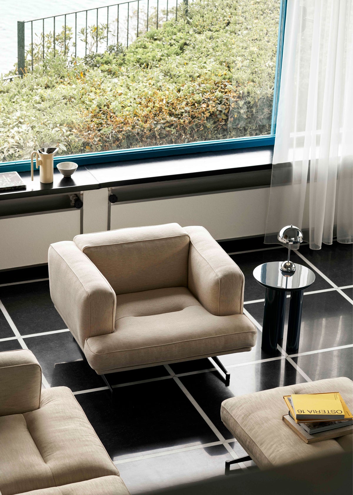 Fauteuil INLAND AV21 gestoffeerd met een aluminium basis