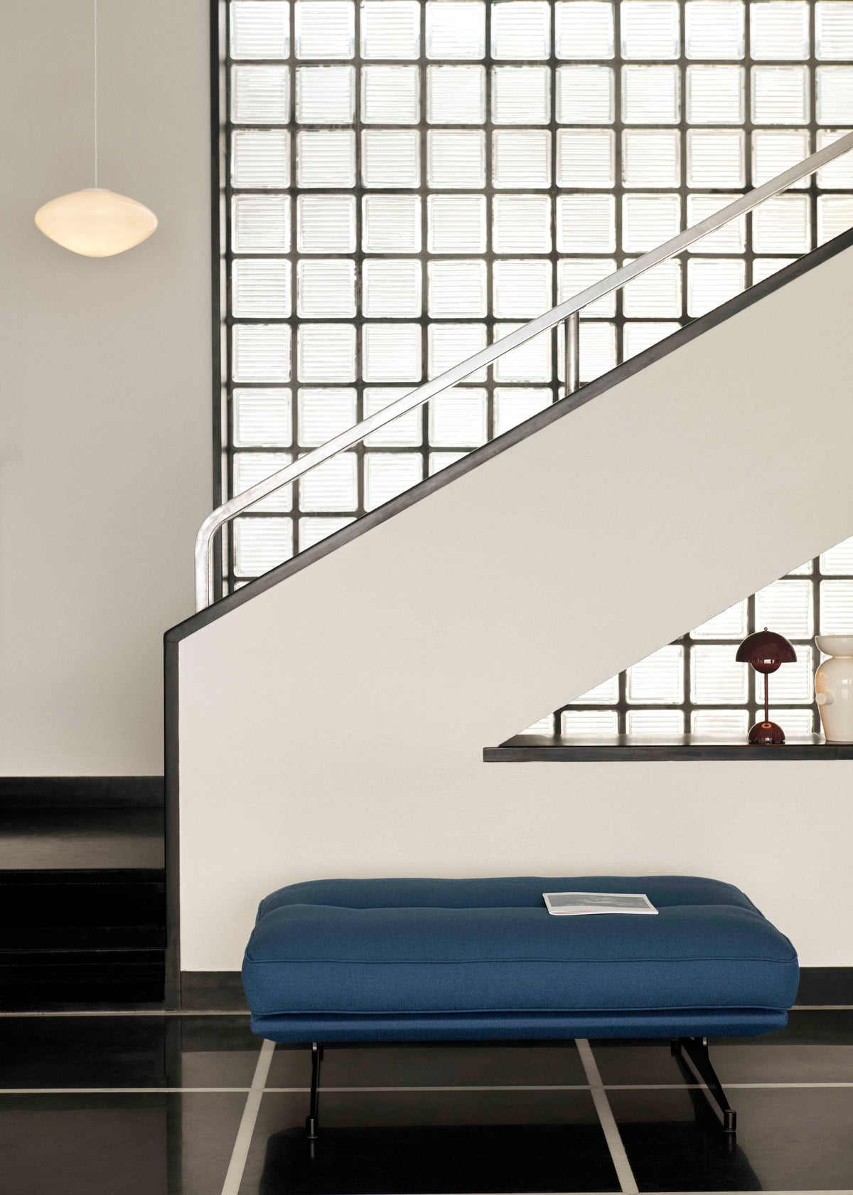 Hocker INLAND AV32 gestoffeerd met een aluminium basis