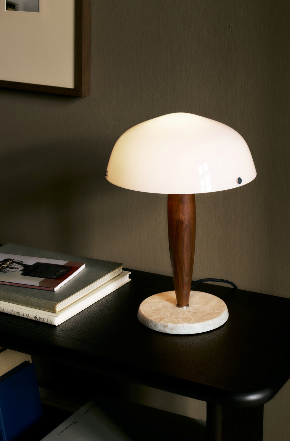 Tafellamp HERMAN SHY3 opaalglas met notenhout en een crème marmeren voet