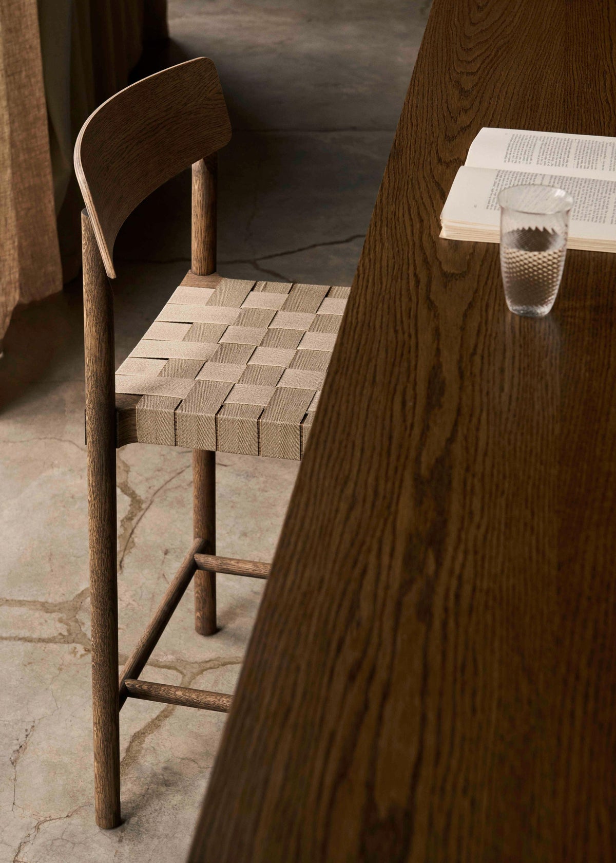 Hocker BETTY beige geweven zitting met gerookt geolied eiken