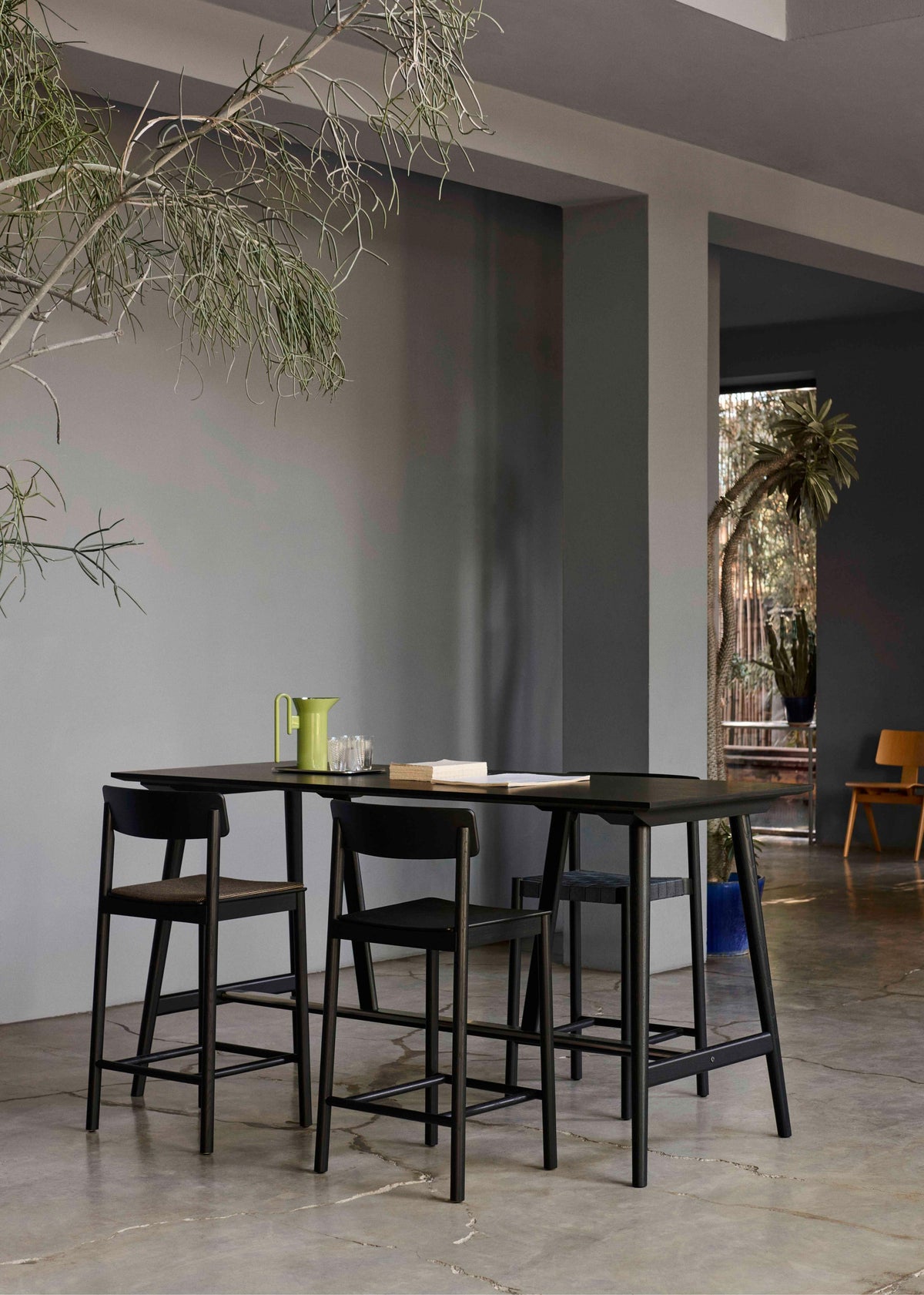 Hocker BETTY van zwart gelakt essenhout
