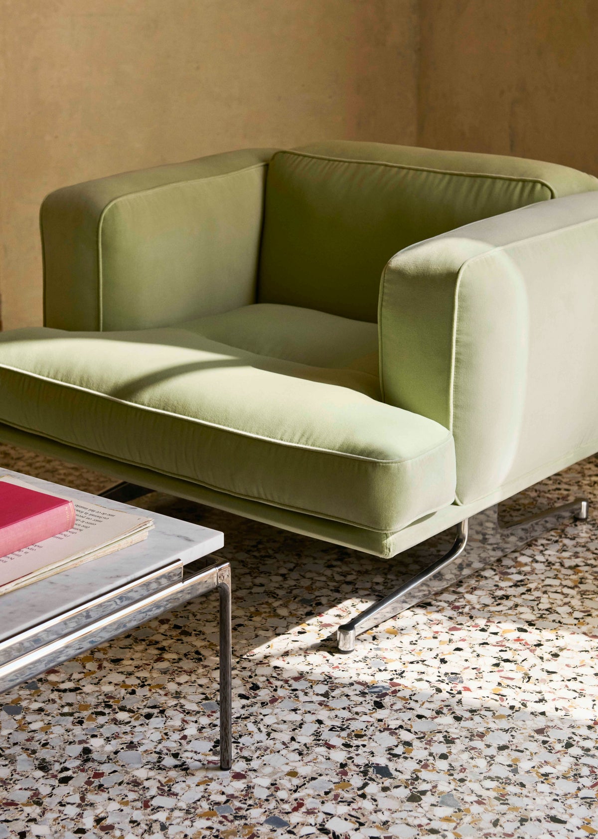 Fauteuil INLAND AV21 gestoffeerd met een aluminium basis