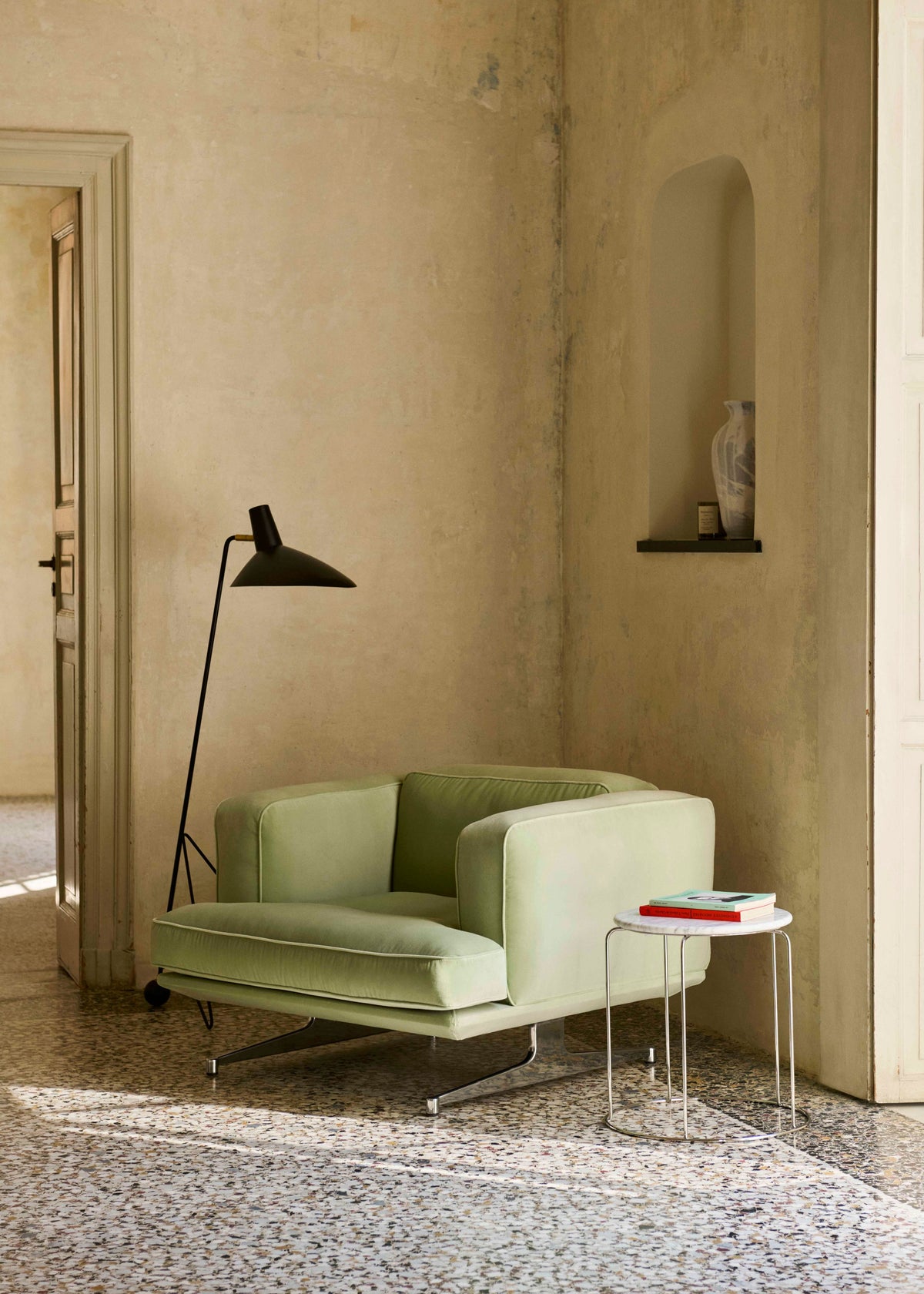 Fauteuil INLAND AV21 gestoffeerd met een aluminium basis