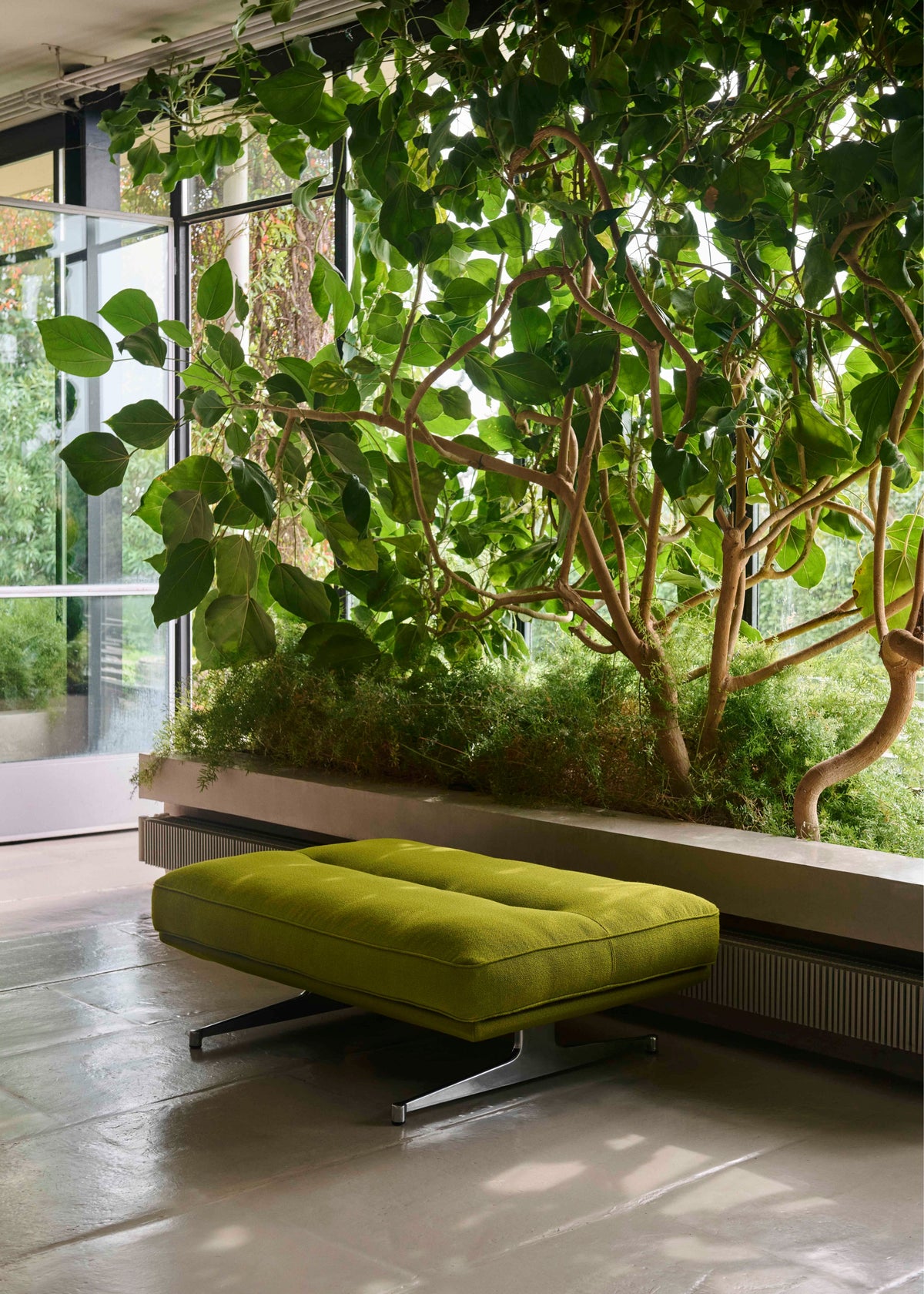 Hocker INLAND AV32 gestoffeerd met een aluminium basis