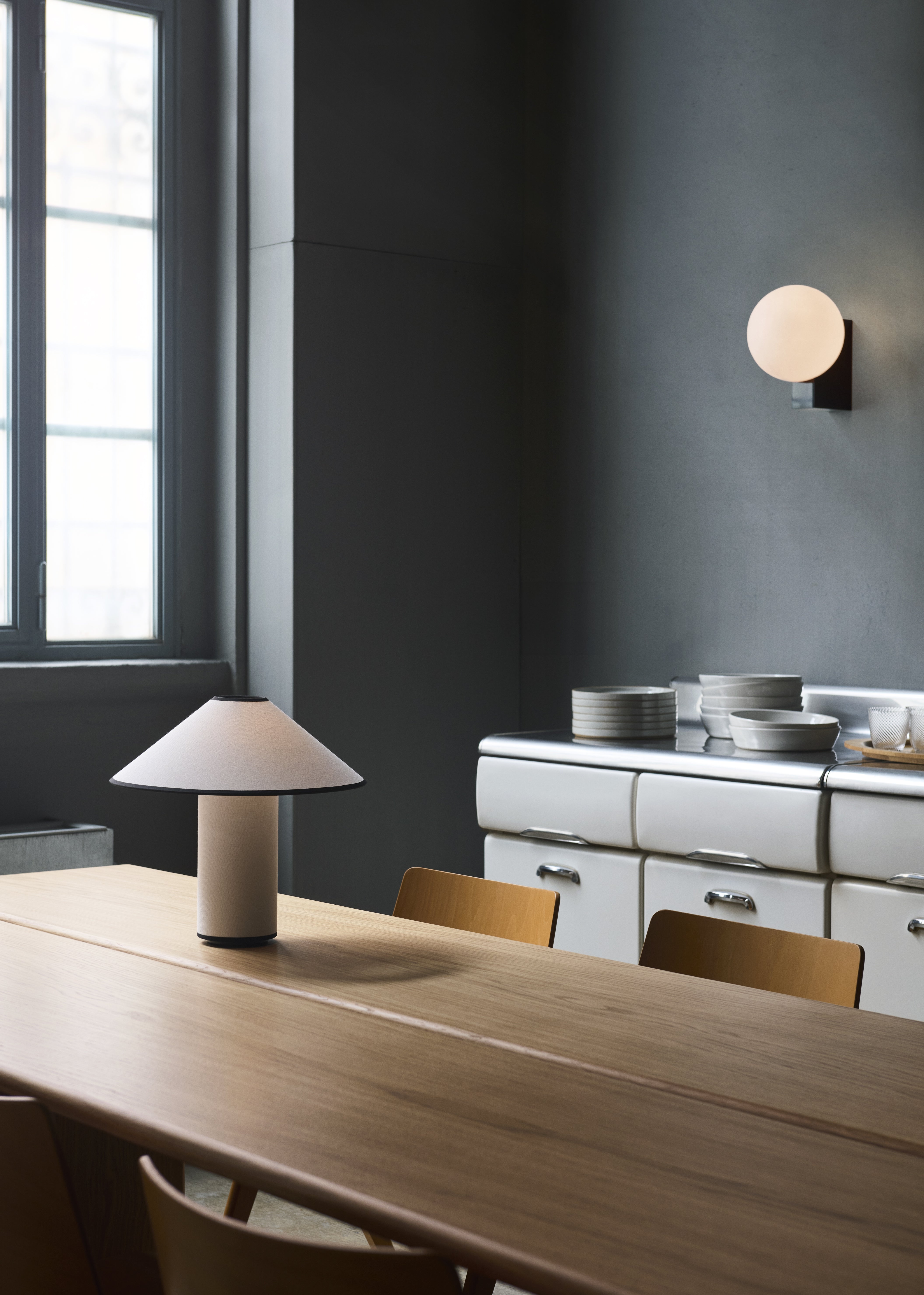 Wandlamp JOURNEY SH2 met glazen kap en zwarte voet