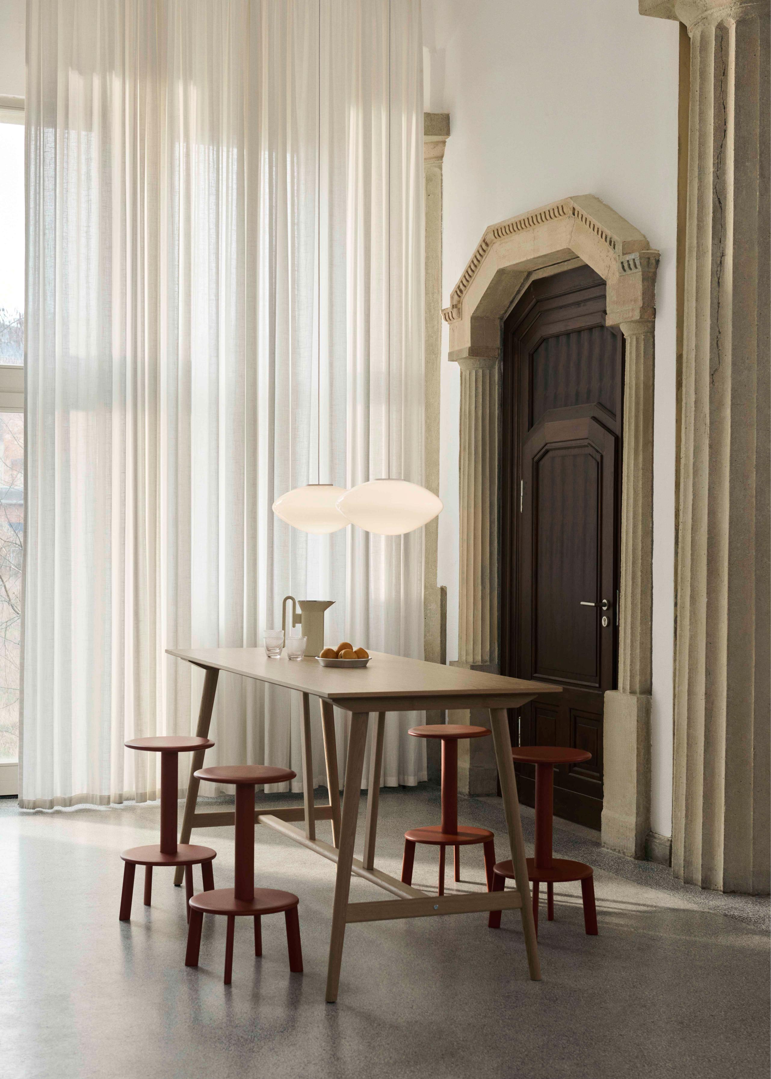 Hocker MASSIF gelakt eiken met een beige stalen basis