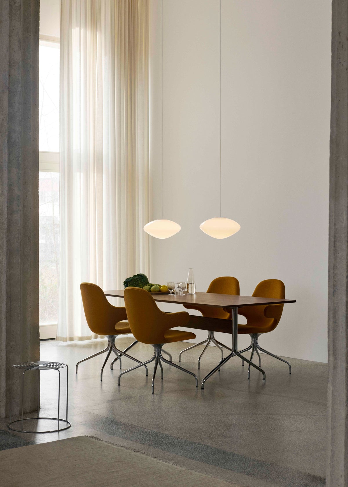 Geverfd eiken PAVILION tafel met zwarte basis