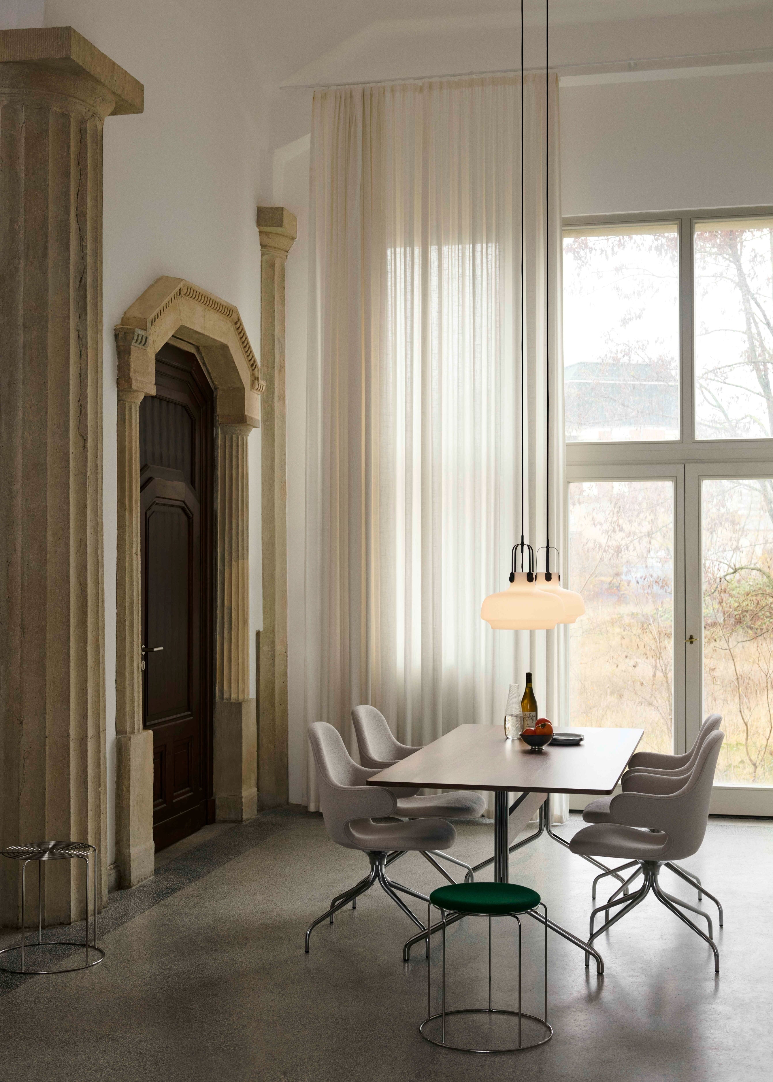 Geverfd eiken PAVILION tafel met zwarte basis