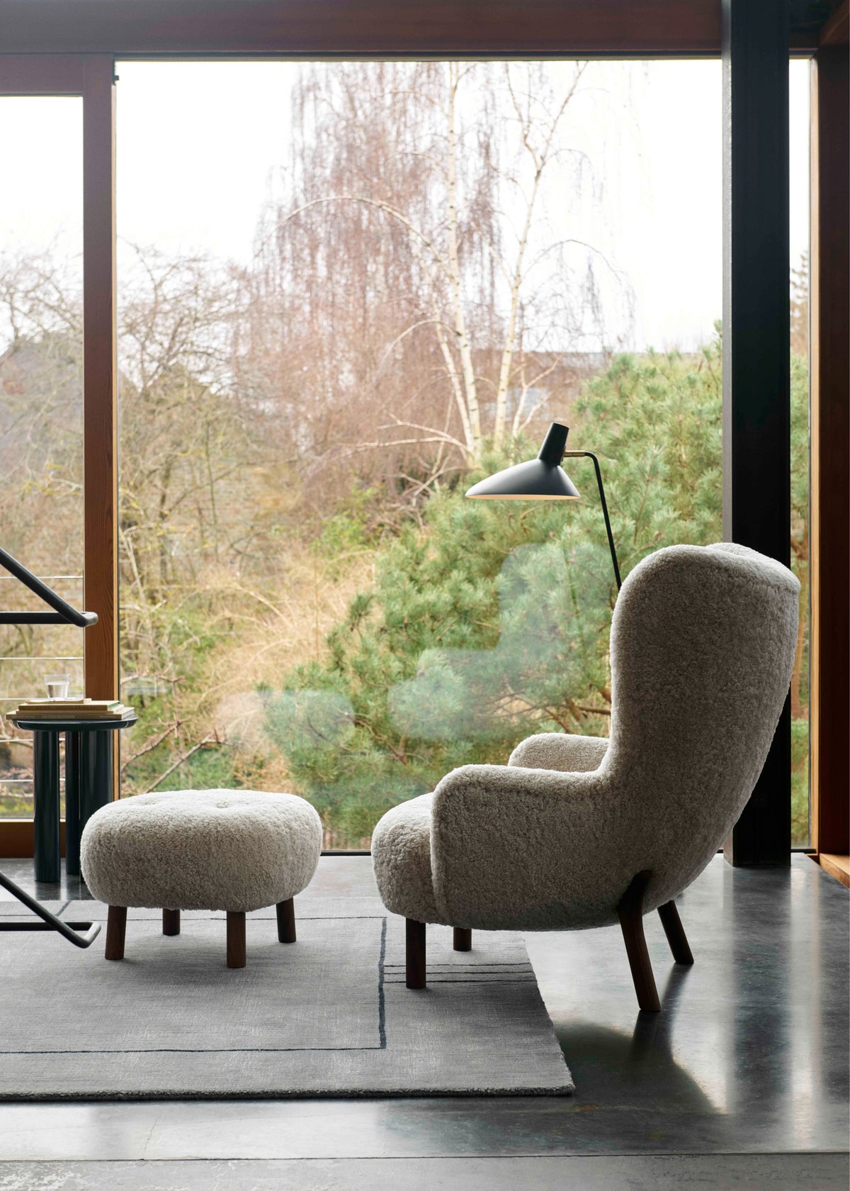 Fauteuil PETRA VB3 gestoffeerd met notenhouten basis