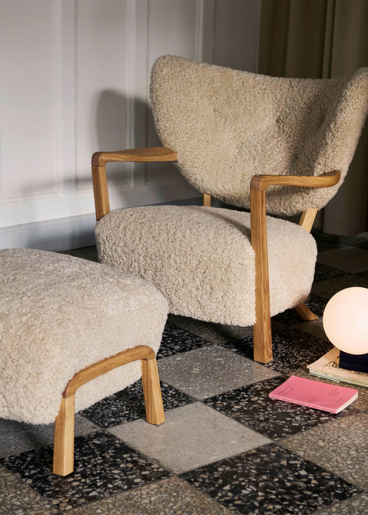 WULFF ATD2 fauteuil gestoffeerd met een eiken basis