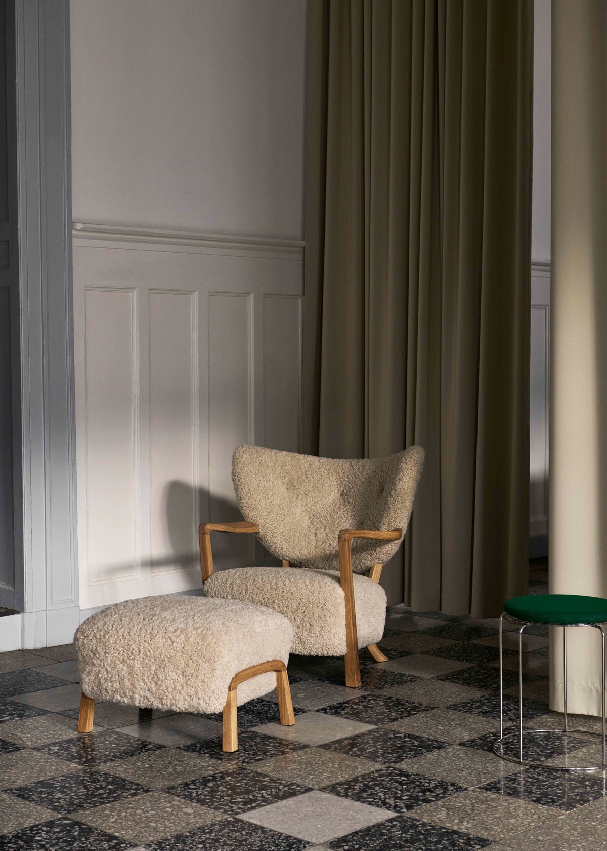 WULFF ATD2 fauteuil gestoffeerd met een eiken basis