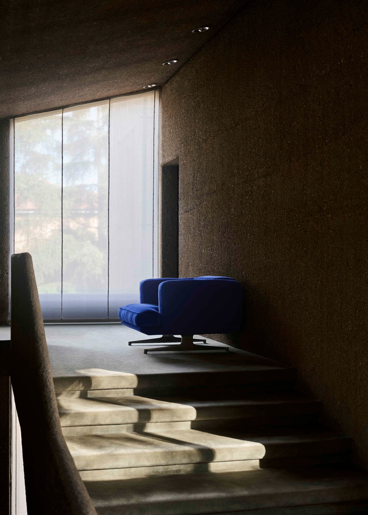 Fauteuil INLAND AV21 gestoffeerd met een aluminium basis