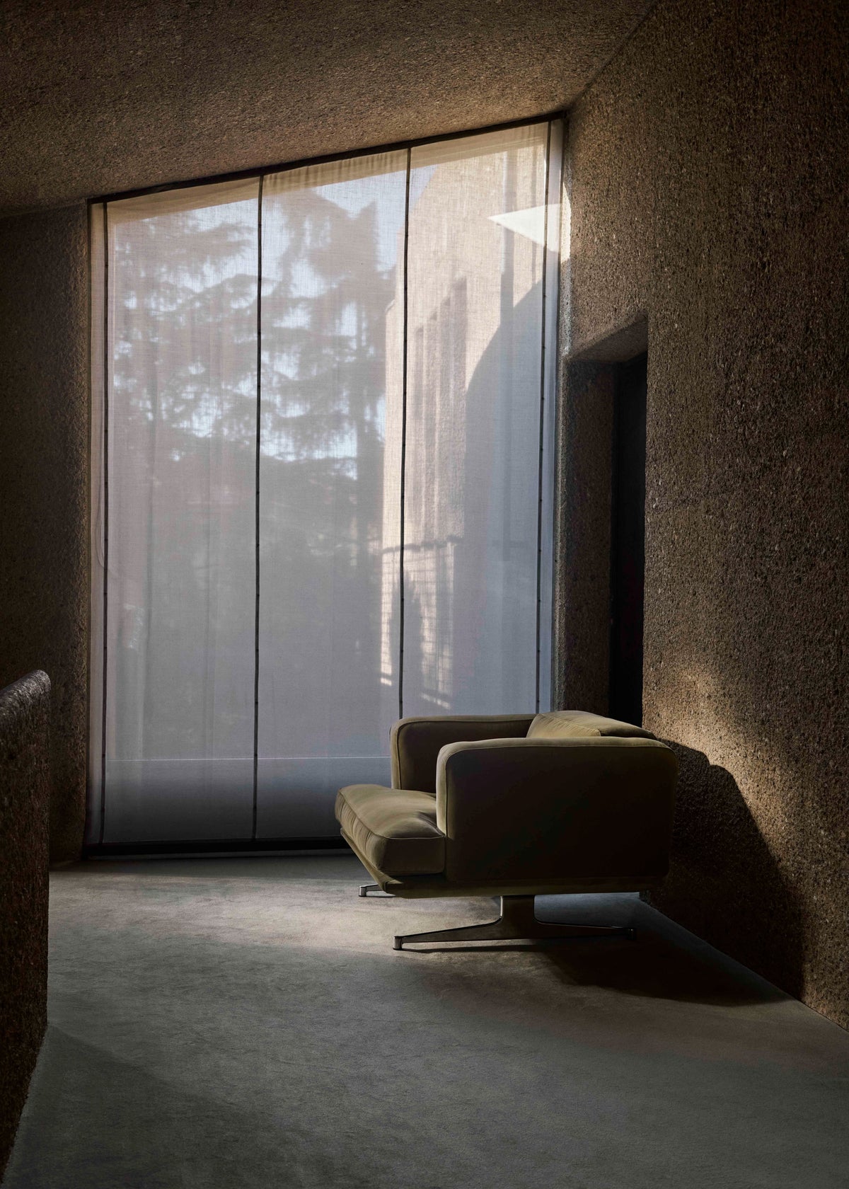 Fauteuil INLAND AV21 gestoffeerd met een aluminium basis