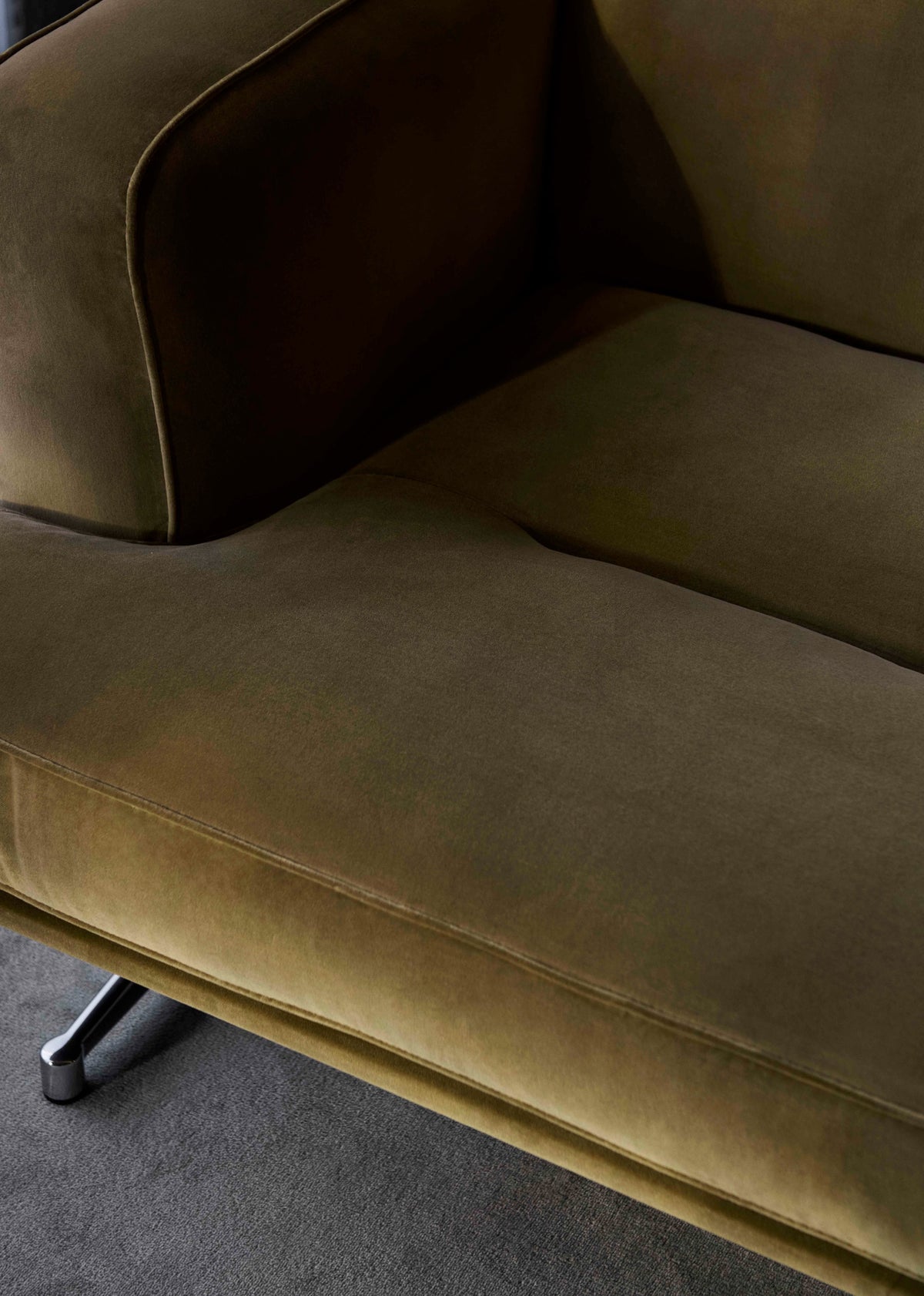 Fauteuil INLAND AV21 gestoffeerd met een aluminium basis