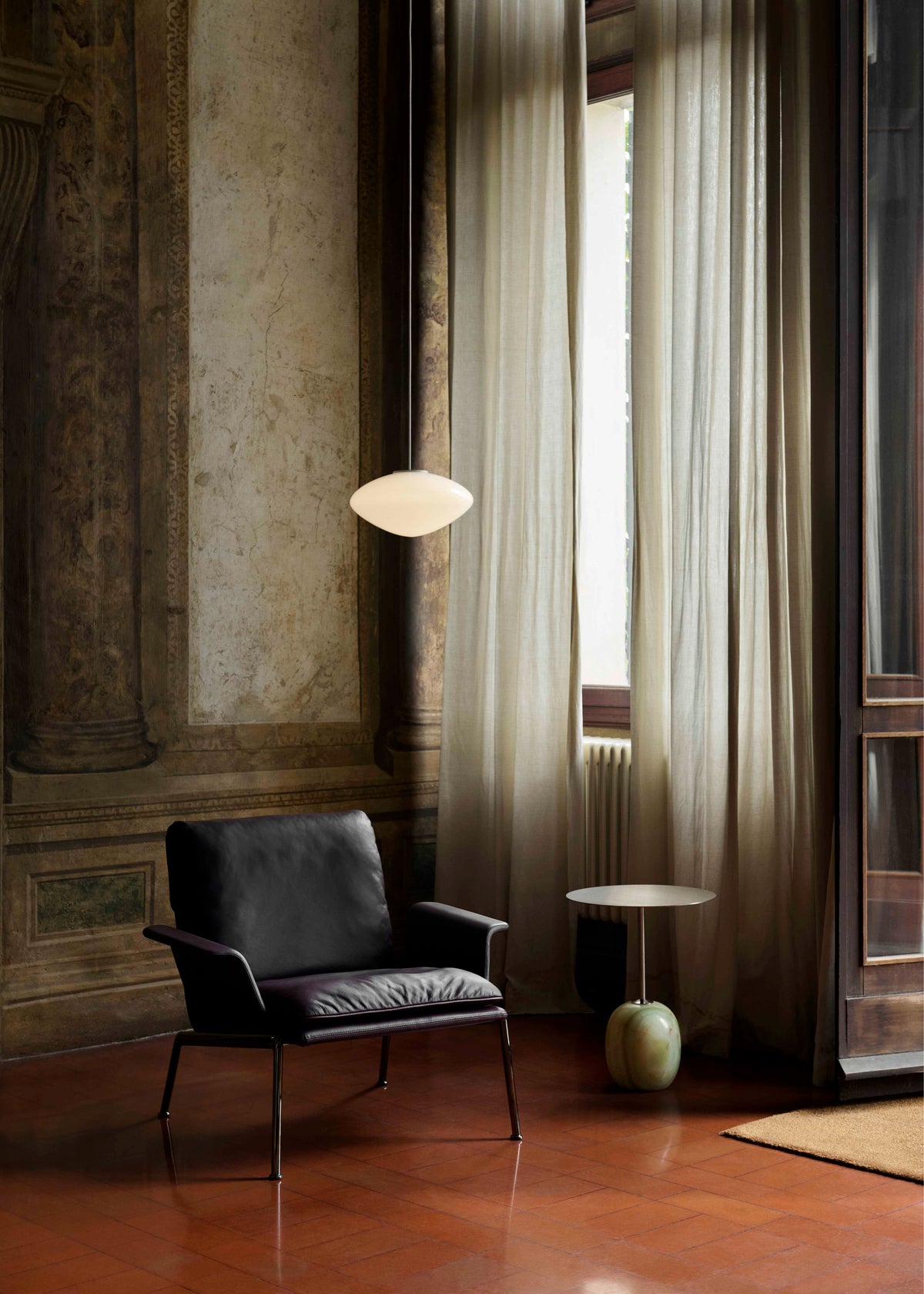Fauteuil MUNO LN19 gestoffeerd met een zwarte basis