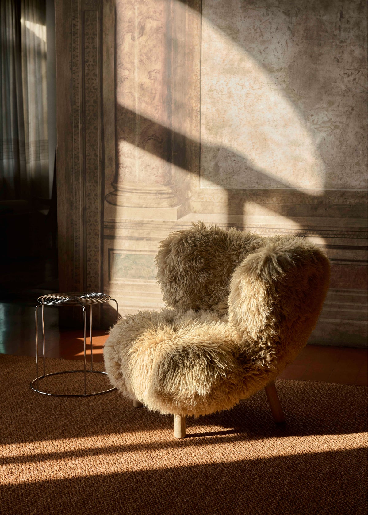 Fauteuil LITTLE PETRA VB1 gestoffeerd met een eiken basis