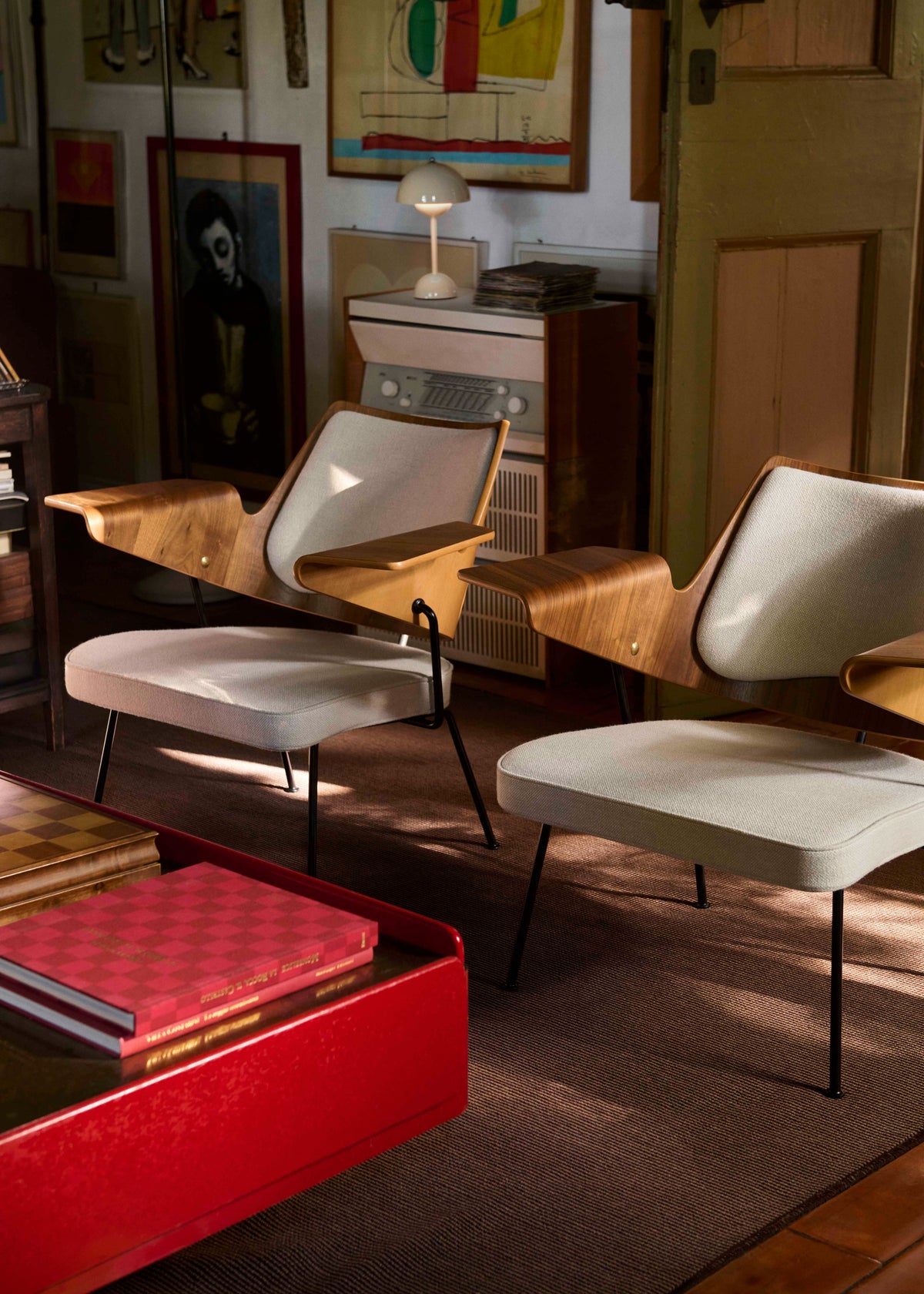 RFH RD8 fauteuil gestoffeerd met hout en een zwarte basis