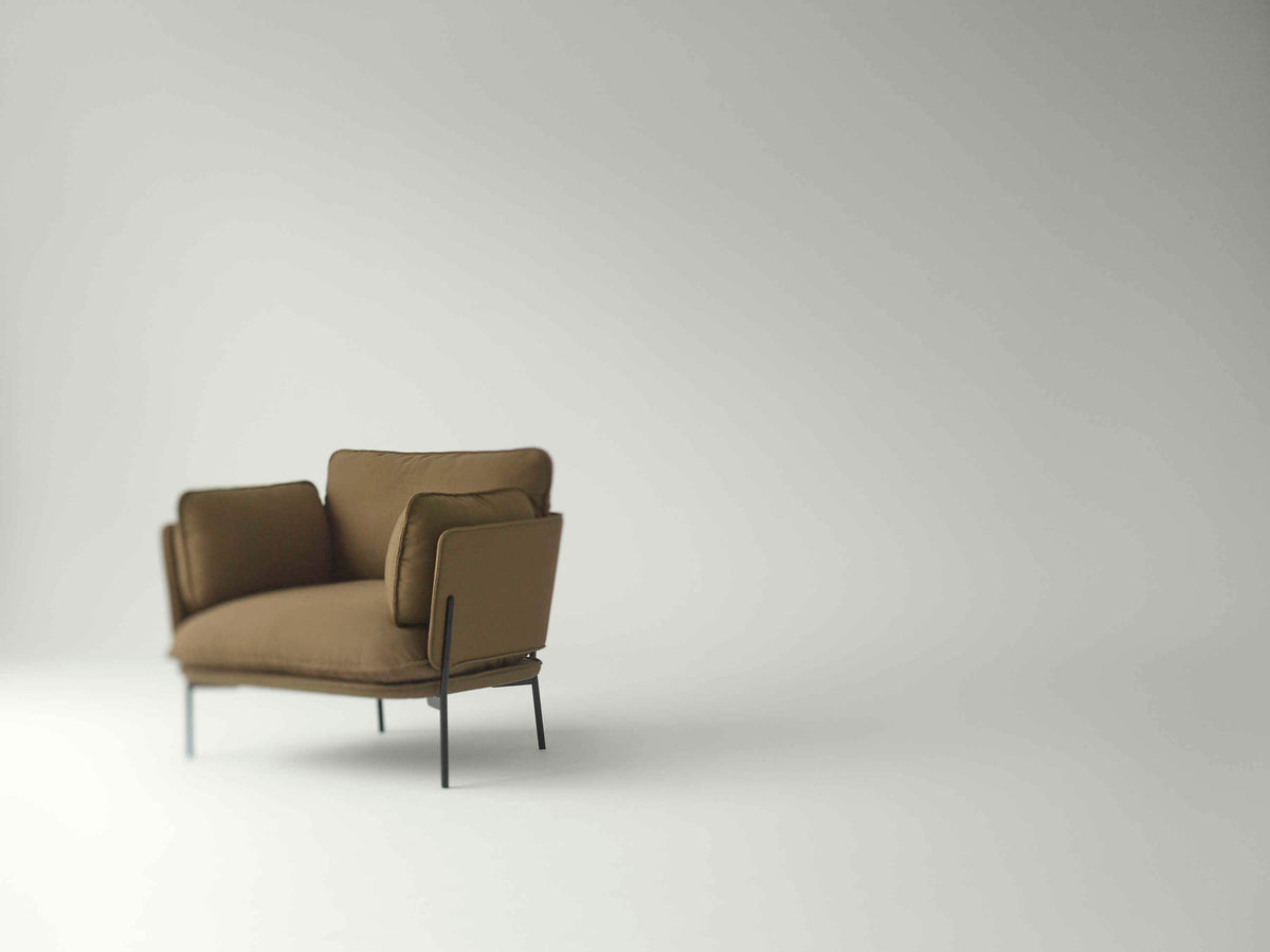 Fauteuil CLOUD LN1 gestoffeerd met een zwarte basis