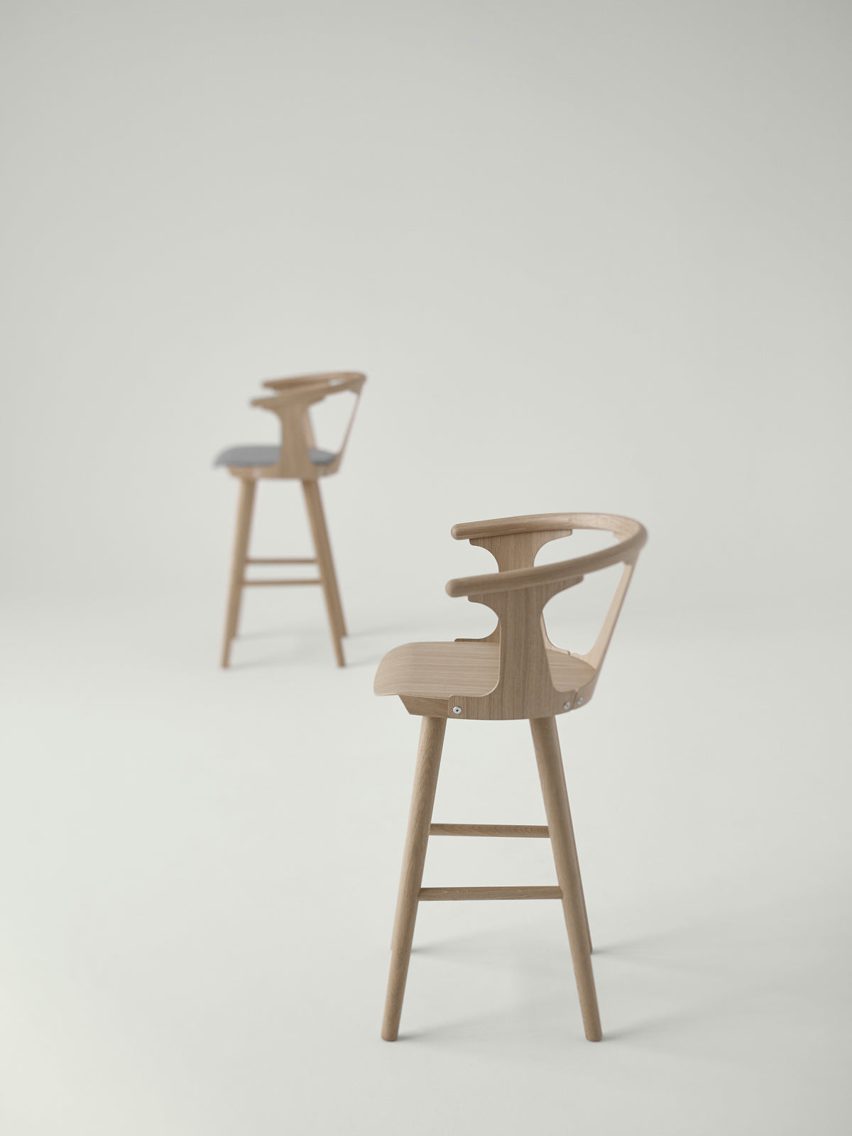 Hocker IN BETWEEN zwart gelakt eiken met een gestofferde zitting