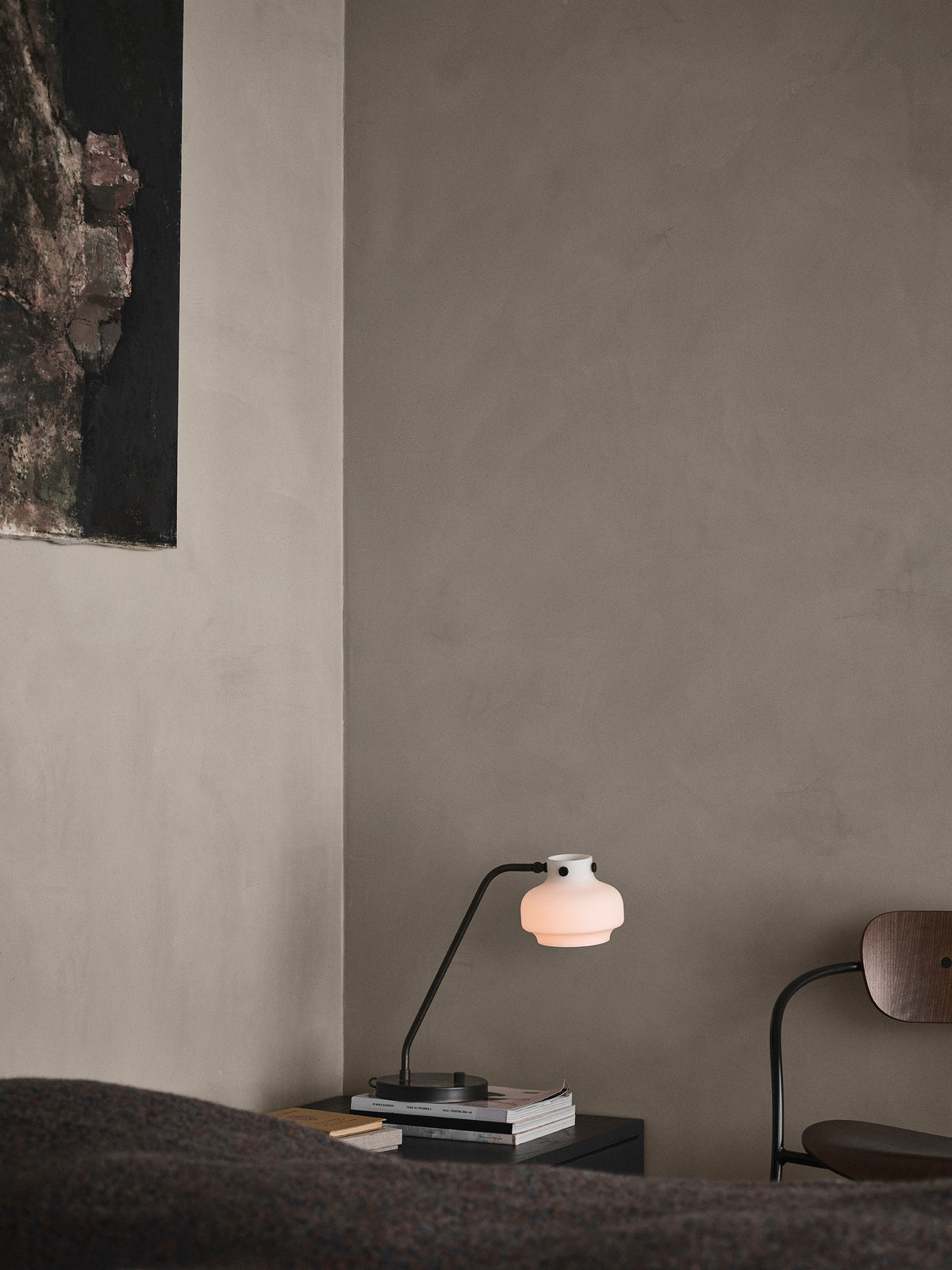 Fauteuil met armleuningen PAVILION AV11 gestoffeerd met een zwarte basis