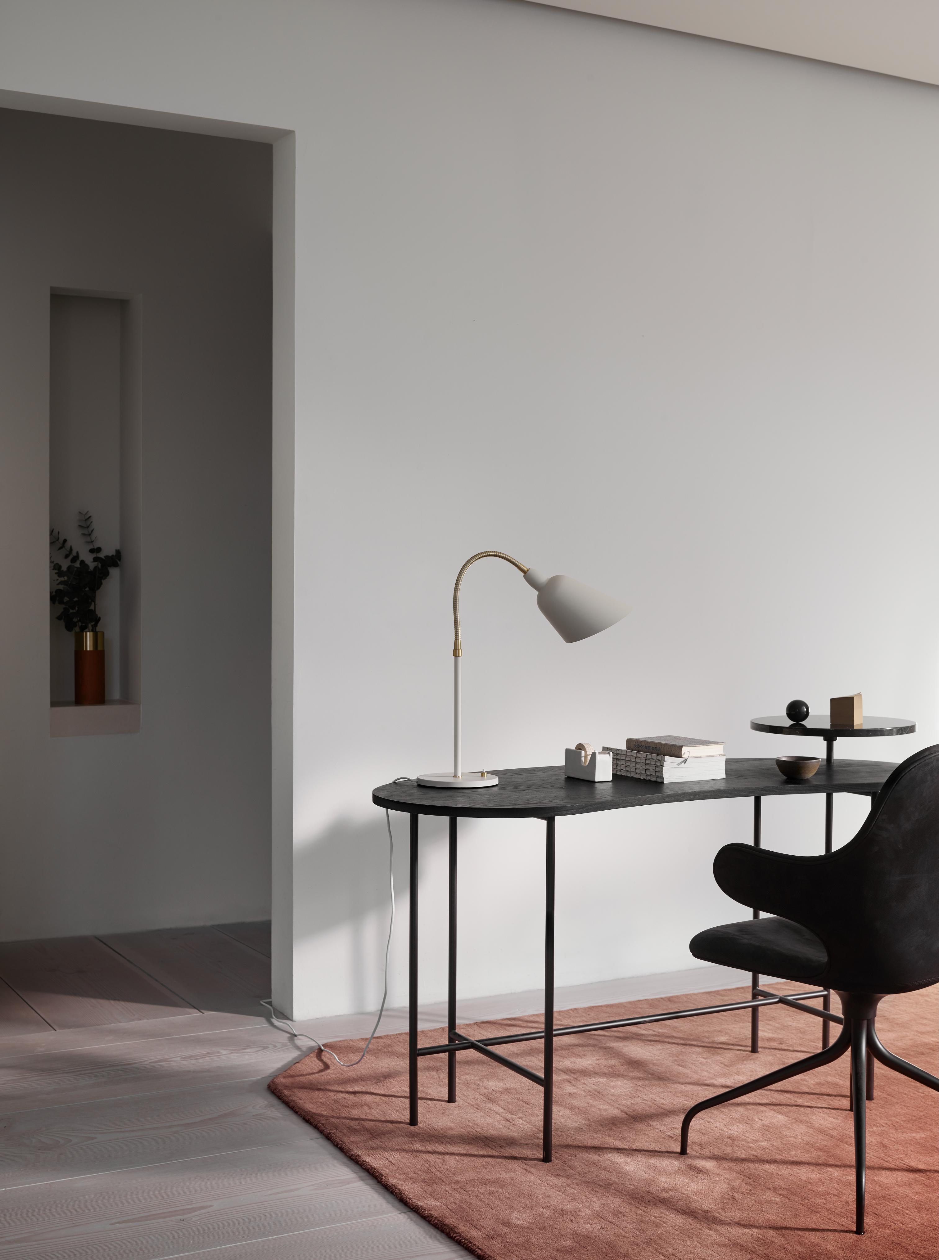 Bureau PALETTE JH9 zwart gelakt essenhout met een zwarte stalen basis