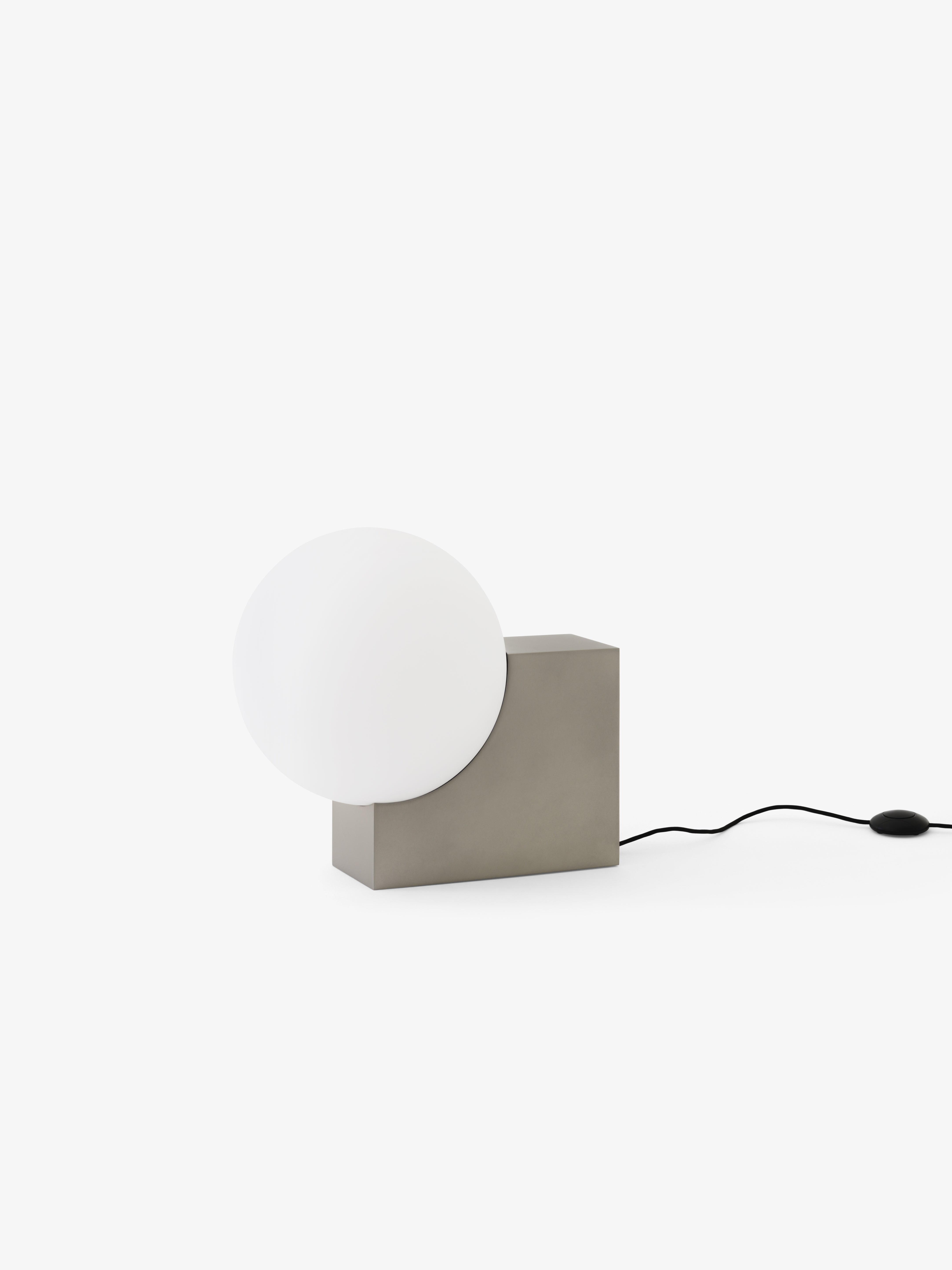Vloerlamp JOURNEY SH4 met glazen kap en geborstelde stalen voet.
