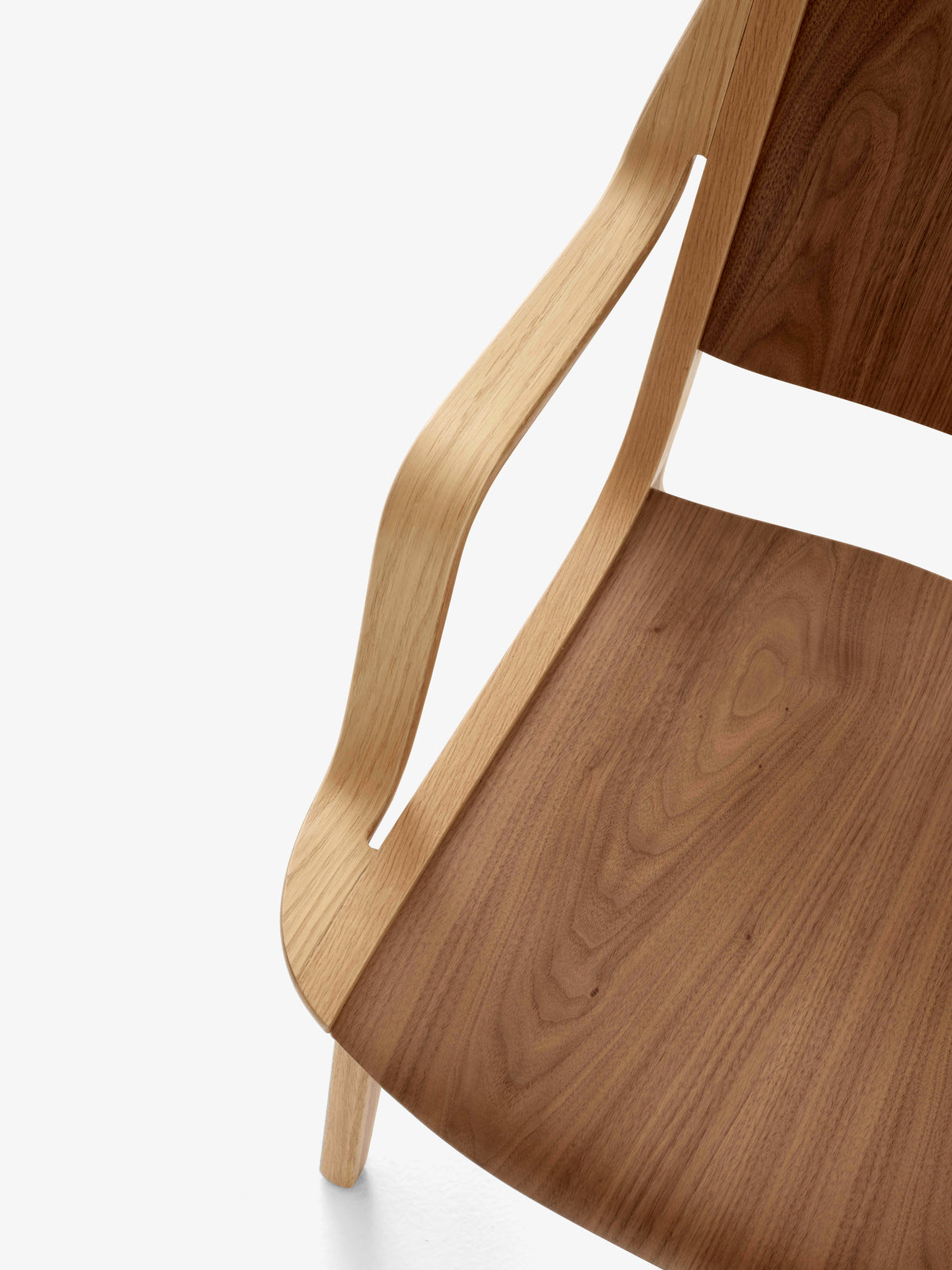 AX HM11 fauteuil gelakt eikenhout en notenhoutfineer