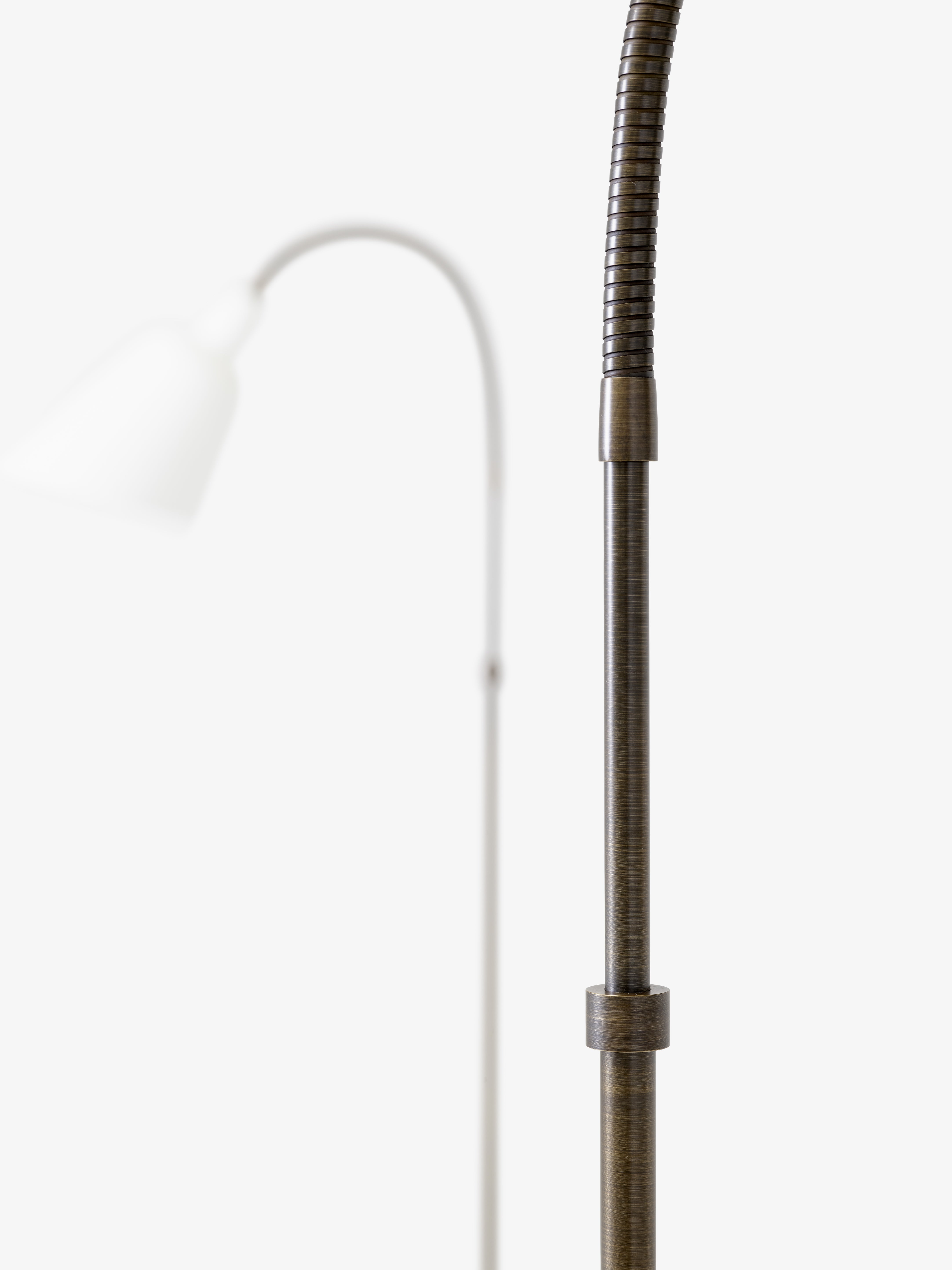 Vloerlamp BELLEVUE AJ7 wit met bruin messing voet