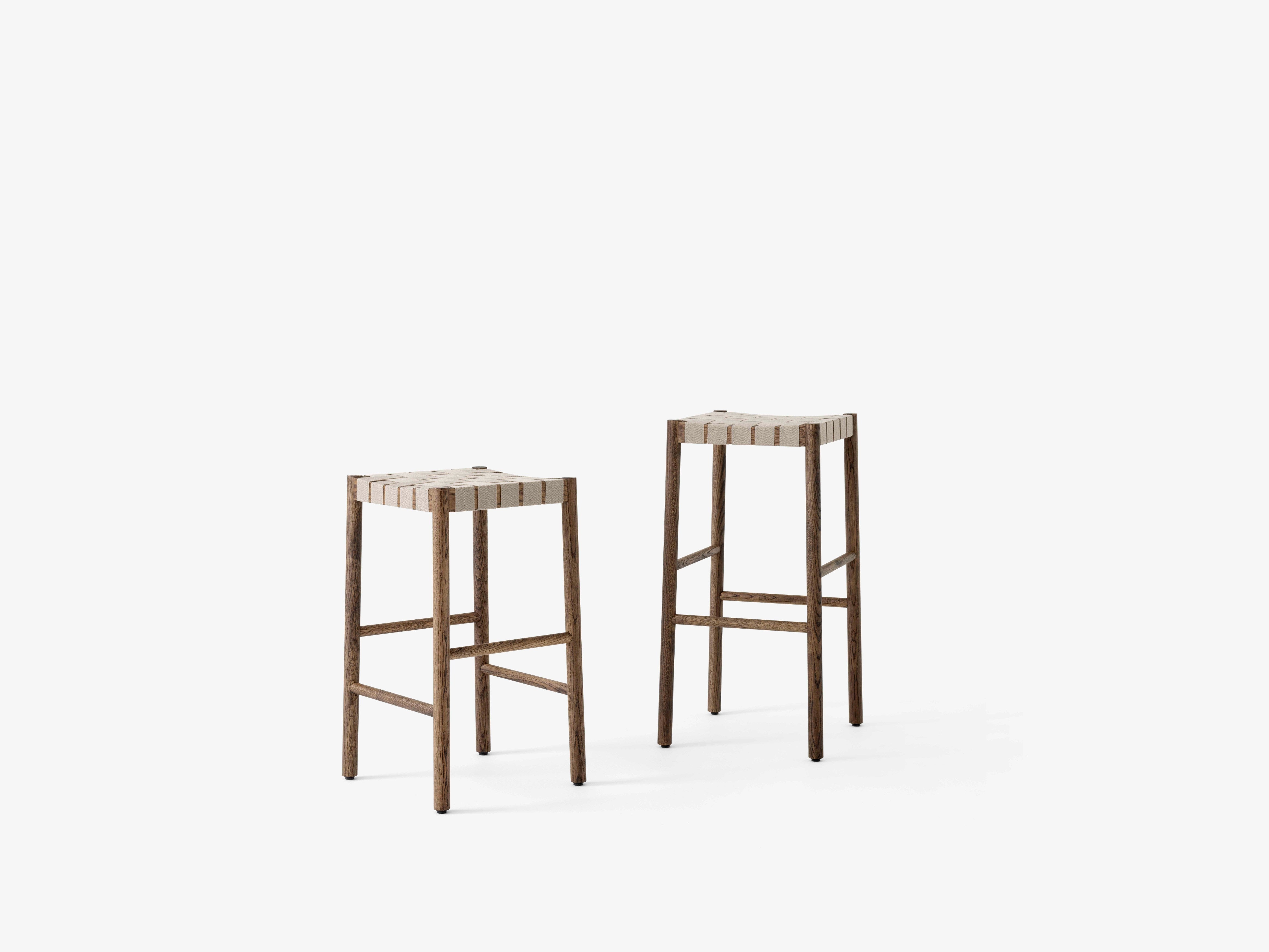 Hocker BETTY met beige geweven zitting en gerookt, geolied eikenhout