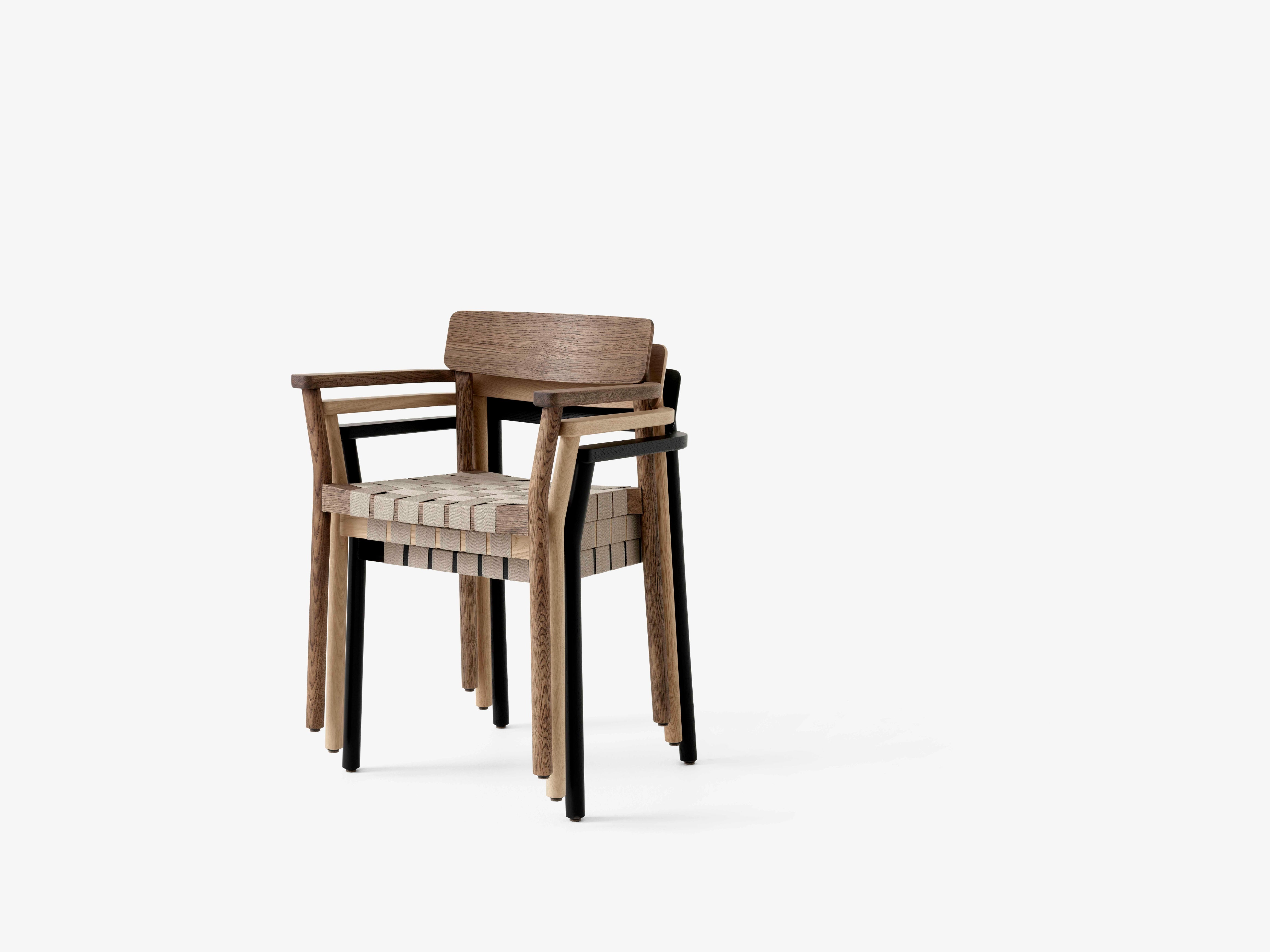 BETTY TK9 fauteuil met armleuningen zwart geweven zitting met zwart gelakt essen