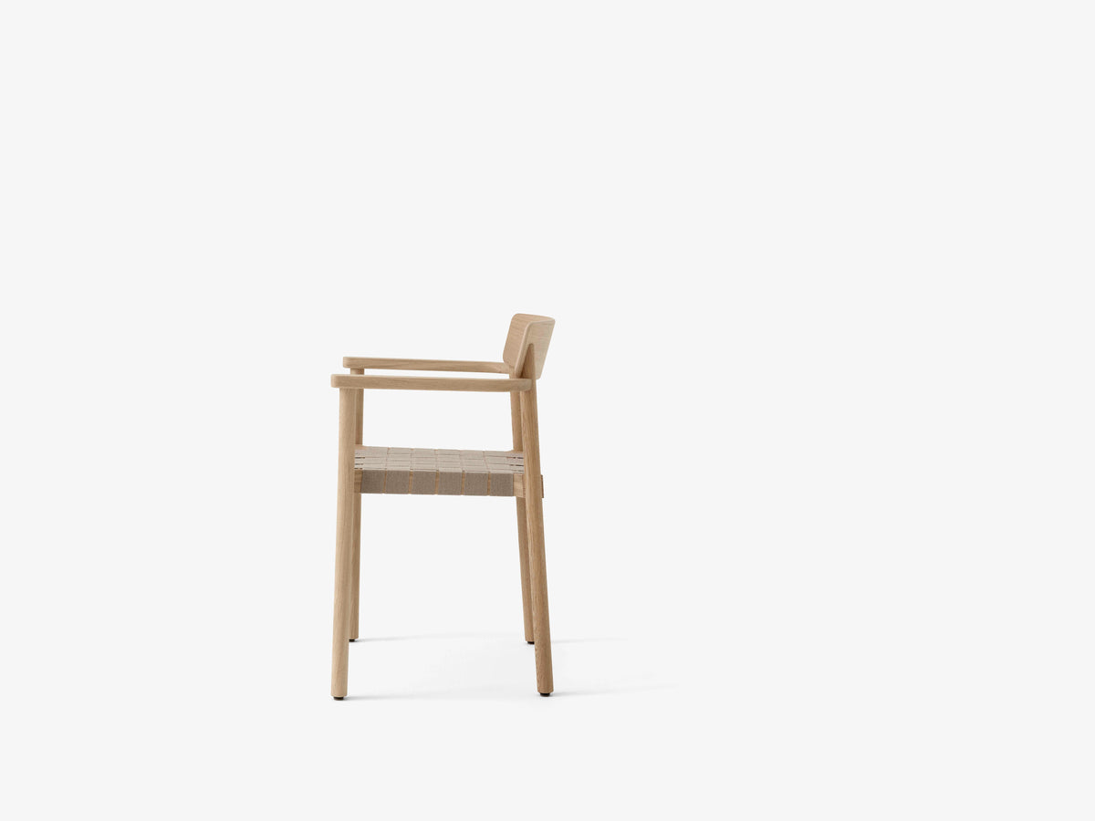BETTY TK9 fauteuil met armleuningen zwart geweven zitting met zwart gelakt essen
