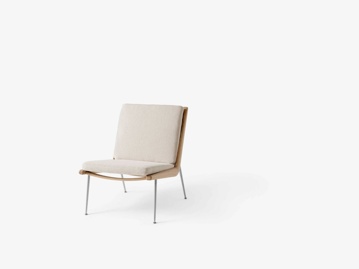 Fotel BOOMERANG HM1 met een bekleding op een eikenhouten frame met een stalen basis