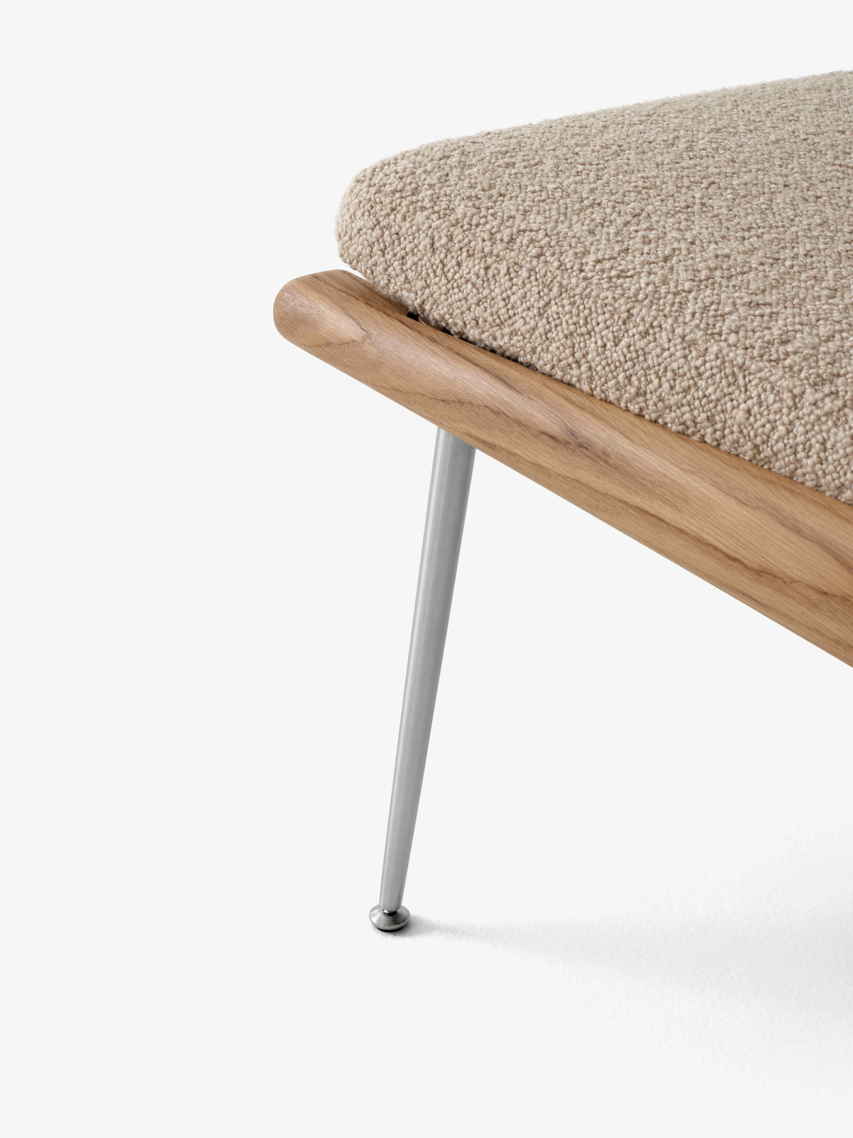 Fotel BOOMERANG HM1 met een bekleding op een eikenhouten frame met een stalen basis