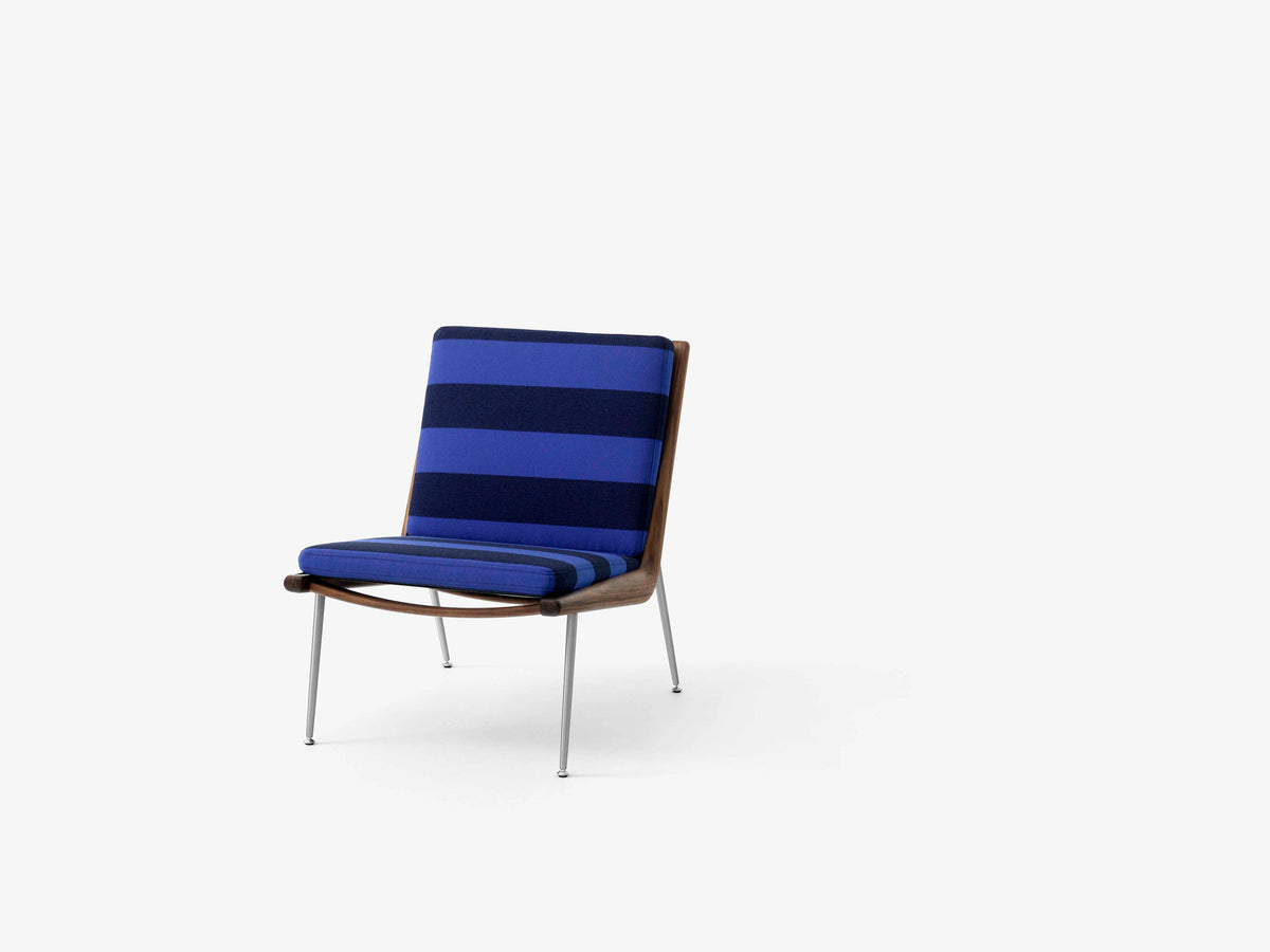 Fotel BOOMERANG HM1 met een notenhouten frame en een stalen basis
