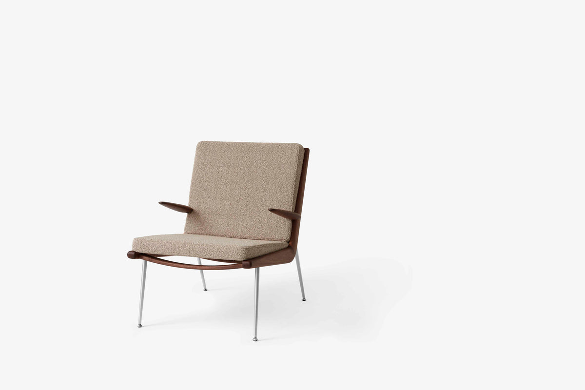 Fauteuil met armleuningen BOOMERANG HM2 gestoffeerd notenhouten frame met een stalen basis