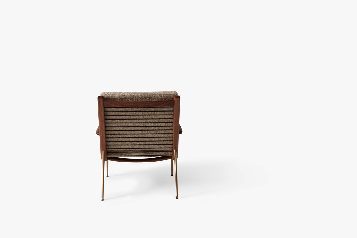 Fauteuil met armleuningen BOOMERANG HM2 gestoffeerd notenhouten frame met messing basis