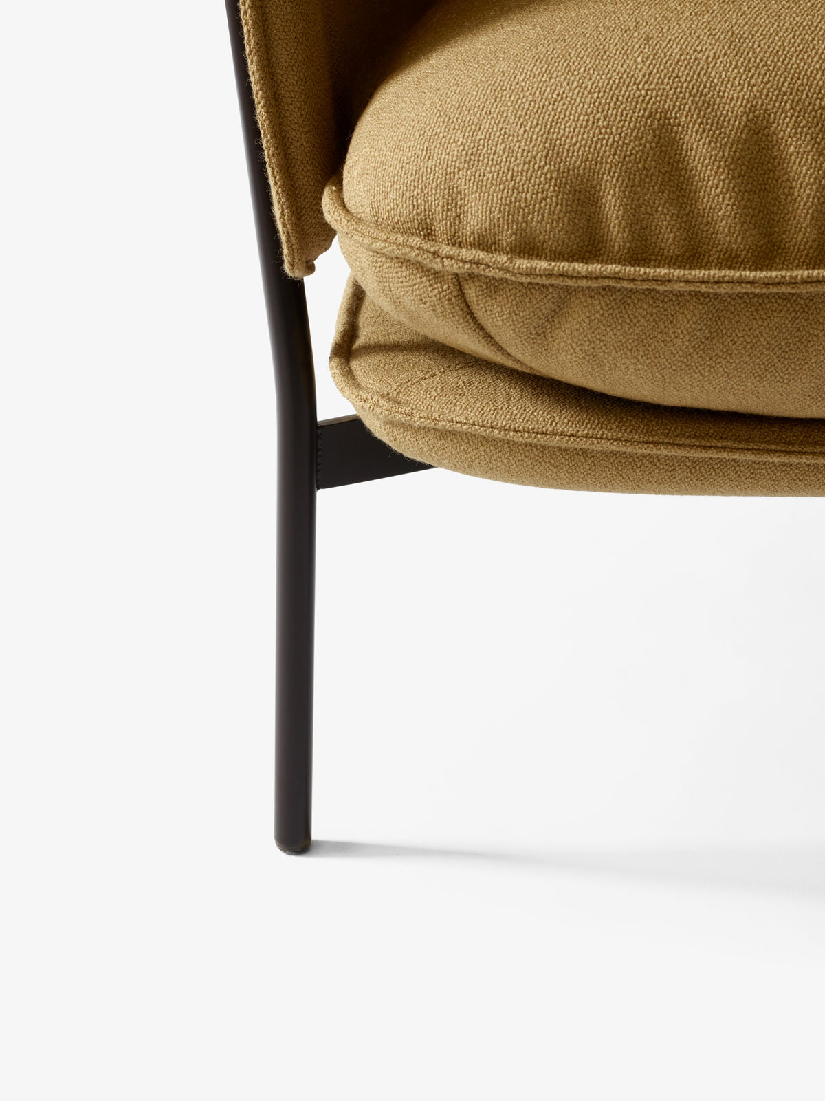 Fauteuil CLOUD LN1 gestoffeerd met een zwarte basis