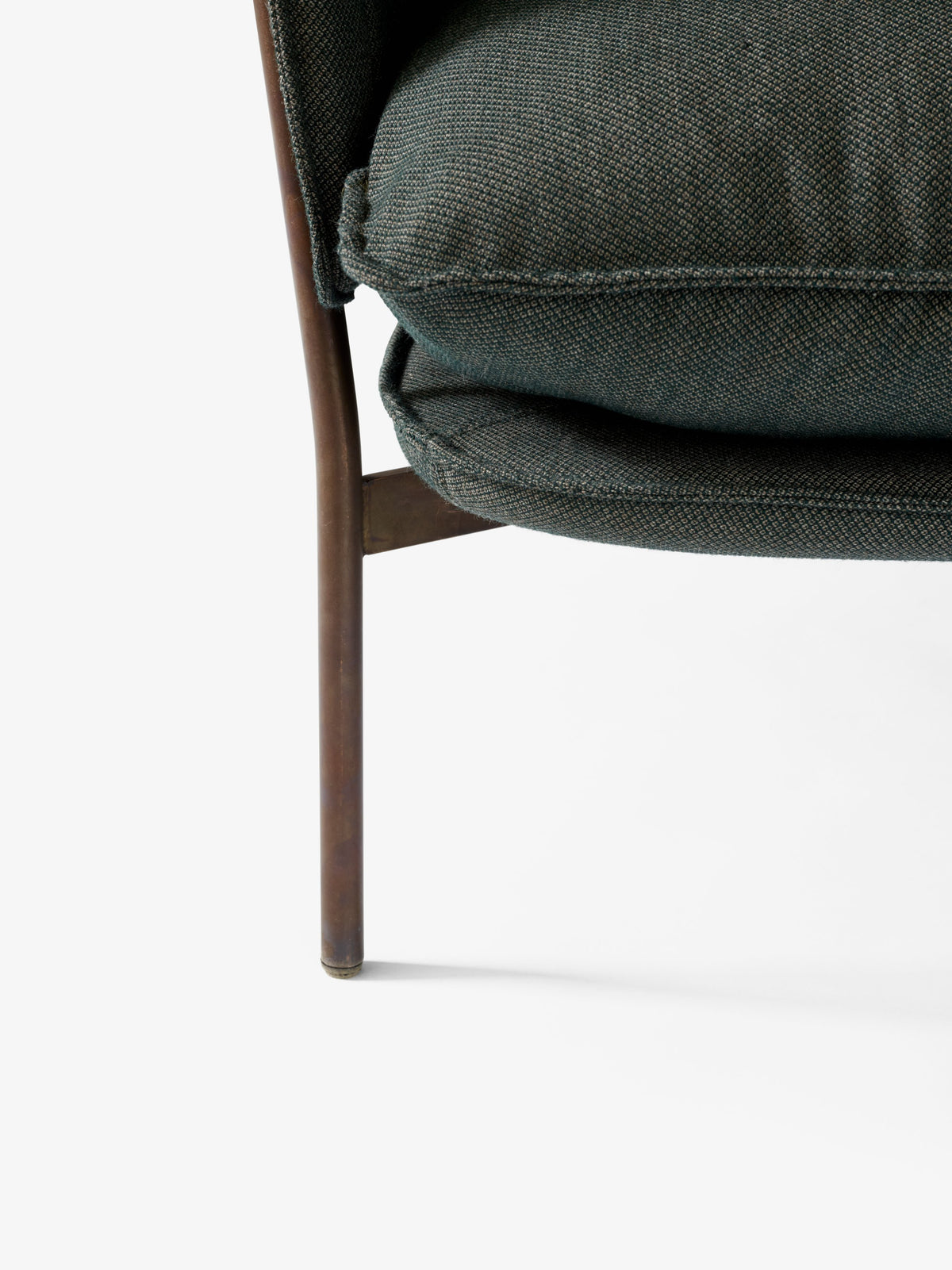 Fauteuil CLOUD LN1 gestoffeerd met een zwarte basis