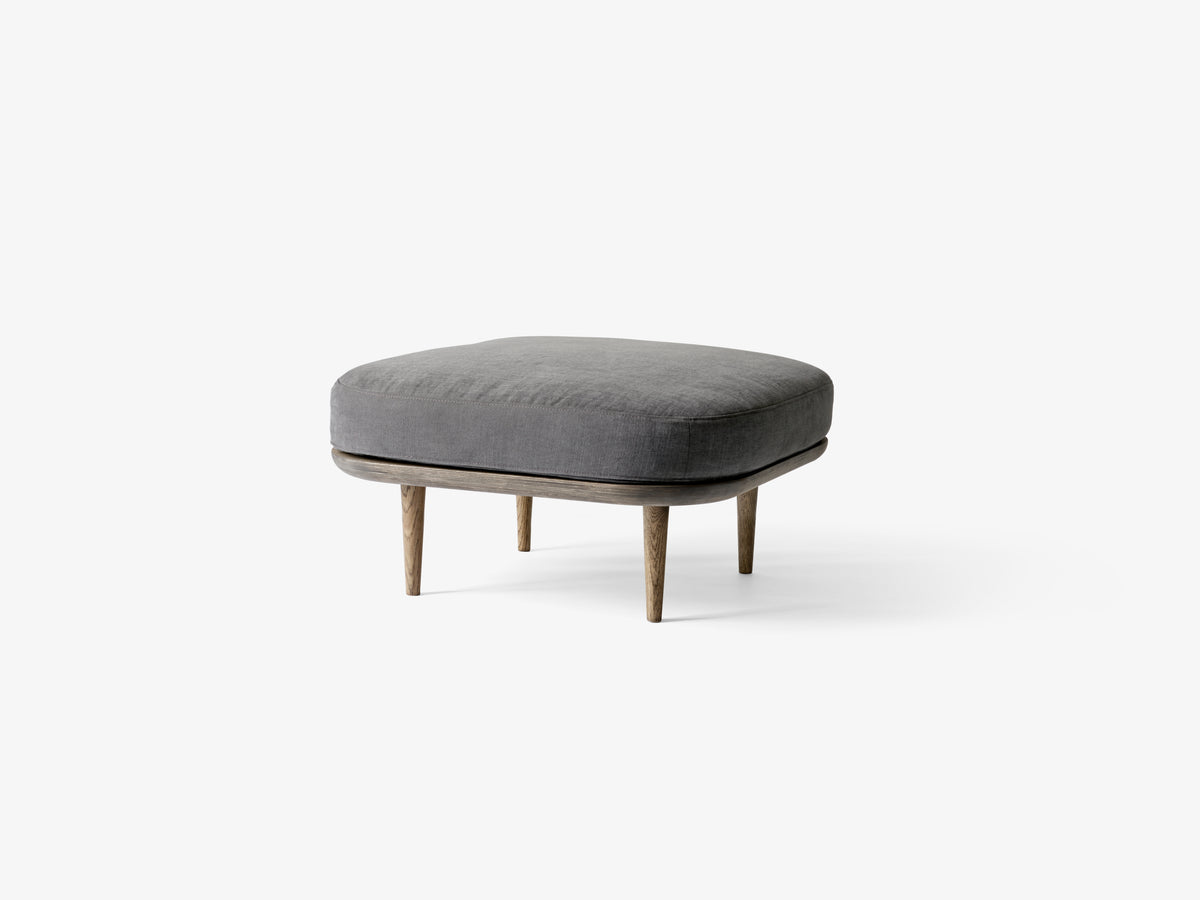 Hocker FLY SC9 gestoffeerd met een gerookte eiken basis