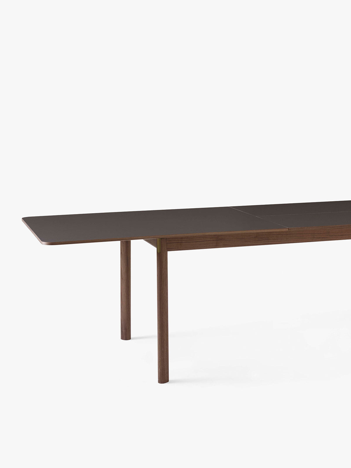 Uitschuifbare tafel PATCH met een bruin laminaatblad en een notenhouten basis