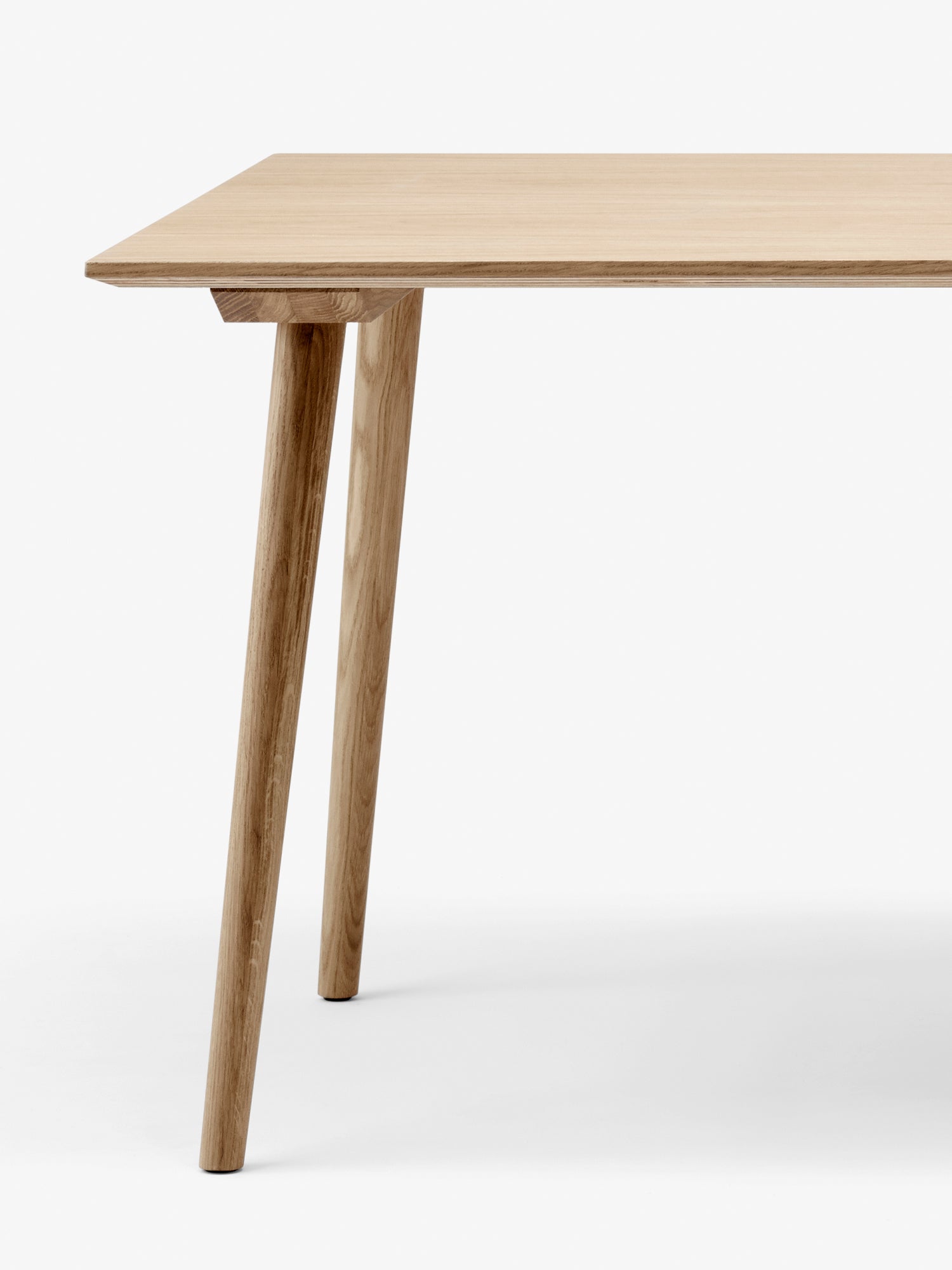 Tafel IN BETWEEN gelakt eiken