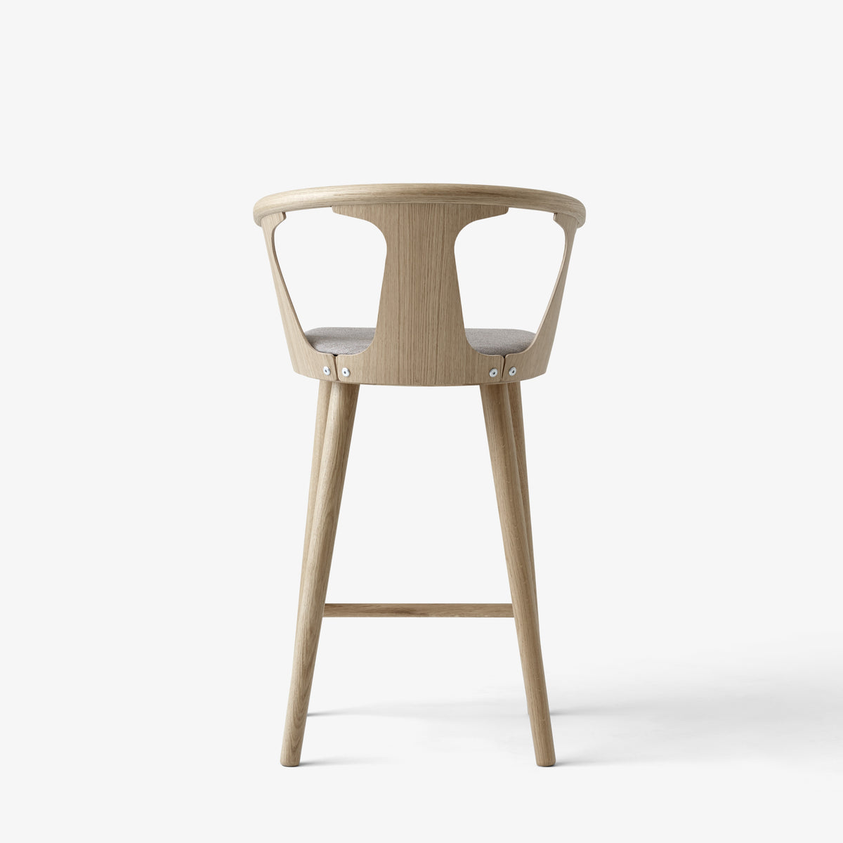 Hocker IN BETWEEN zwart gelakt eiken met een gestofferde zitting