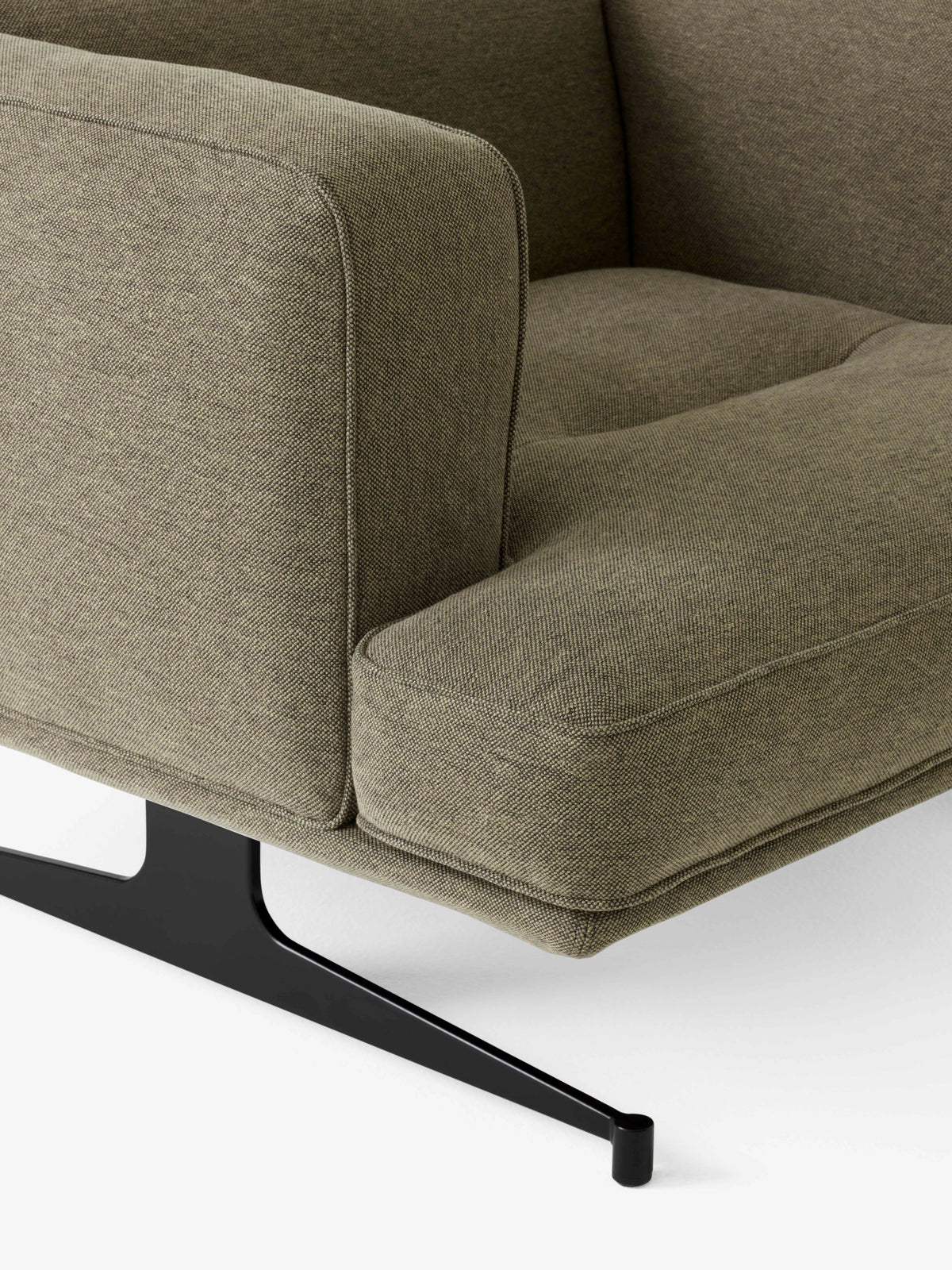 Fauteuil INLAND AV21 gestoffeerd met een zwarte basis