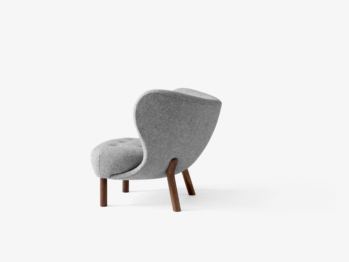 Fauteuil LITTLE PETRA VB1 gestoffeerd met een notenhouten basis