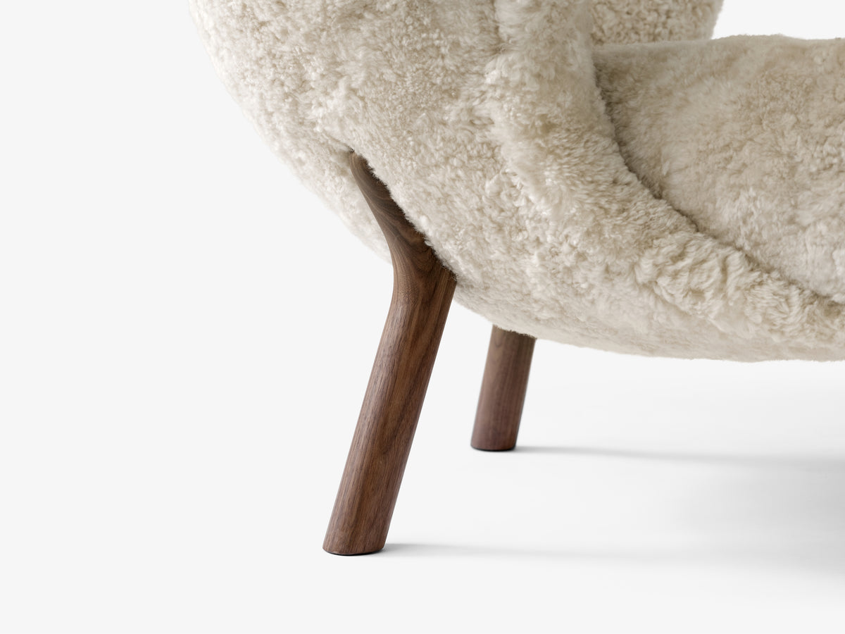 Fauteuil LITTLE PETRA VB1 gestoffeerd met een notenhouten basis