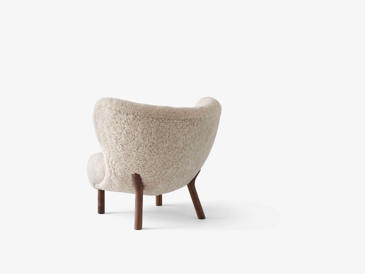 Fauteuil LITTLE PETRA VB1 gestoffeerd met een notenhouten basis