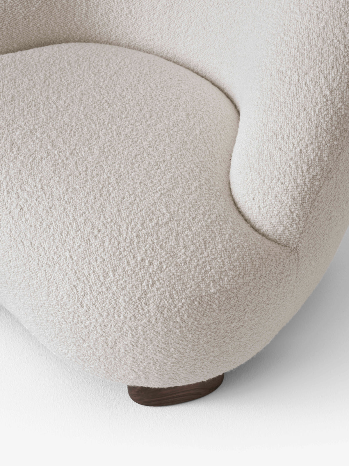 Fauteuil MARGAS LC1 gestoffeerd met een zwarte eiken basis
