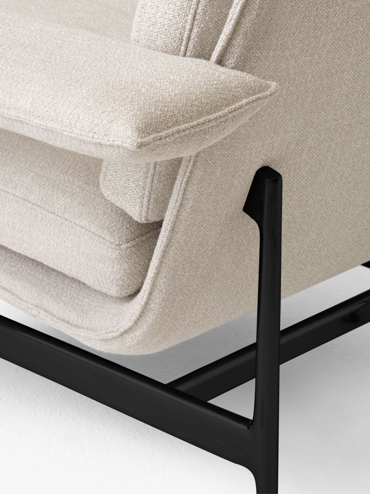 Fauteuil MEANTIME AV29 gestoffeerd met een zwarte basis